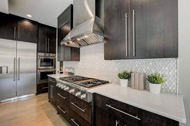 #TBT to our #LinnerRoad kitchen and the dark custom cabinets complemented by the light tile back splash. .
What is your favorite part about this area?
.
.
#zehnderhomes #custombuilder #luxuryliving #kitchengoals #kitchendesign #countertops #customcab