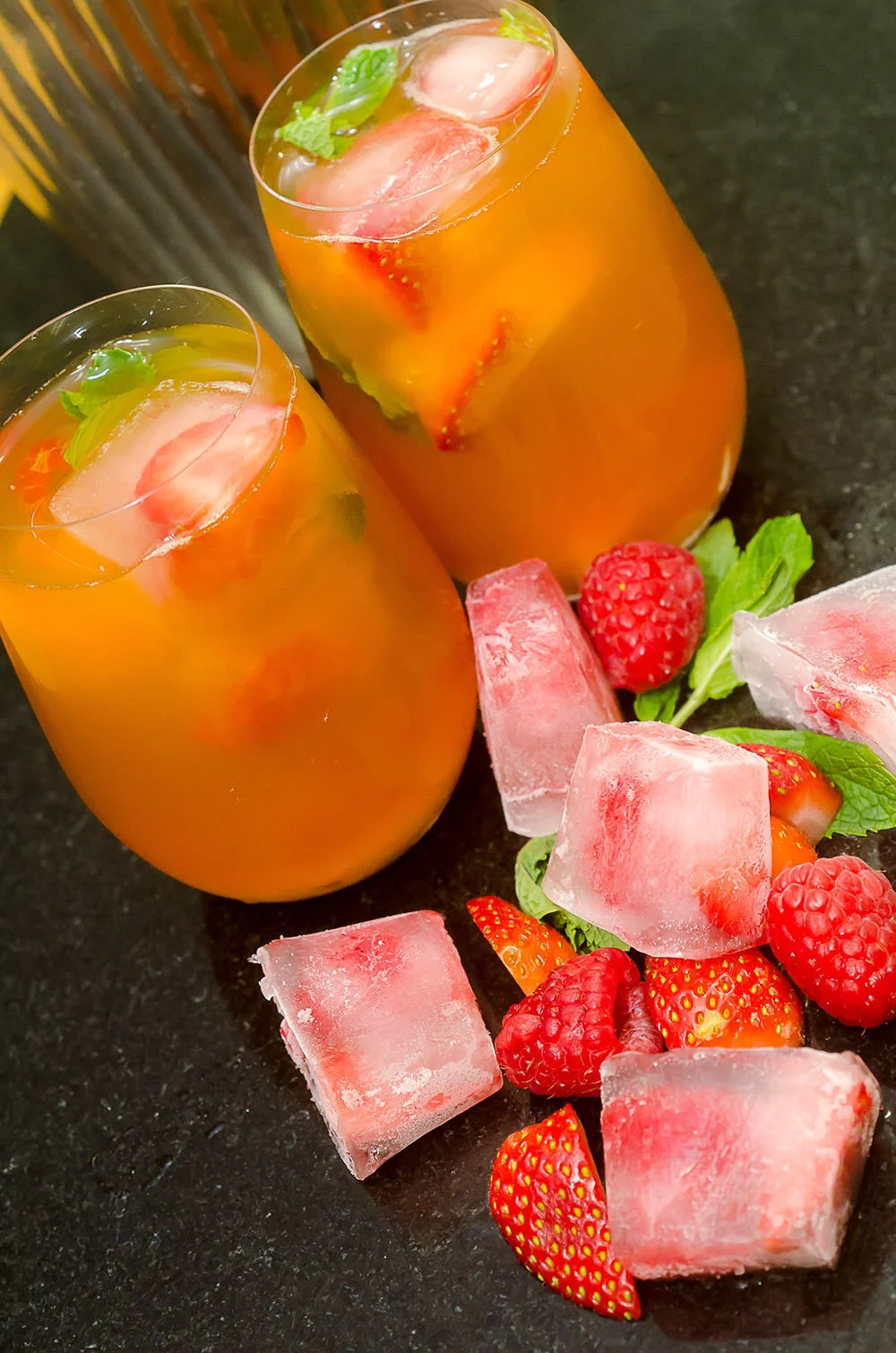Ice-Tea with Fresh Ginger, Lemon, Mint and Berry Ice Blocks