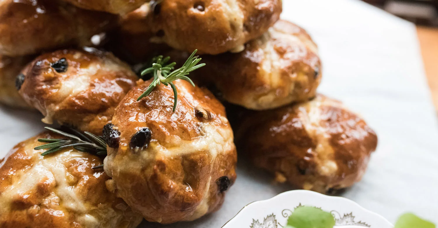 Hot Cross Buns / Kate Martens (p)