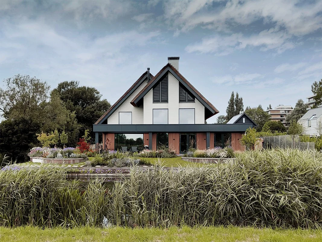 NOMAA modern landelijke woning villa royaal luxe architect riet wit zwart strak art of living amstelveen tjalk golfbaan de afslag tuin.jpg