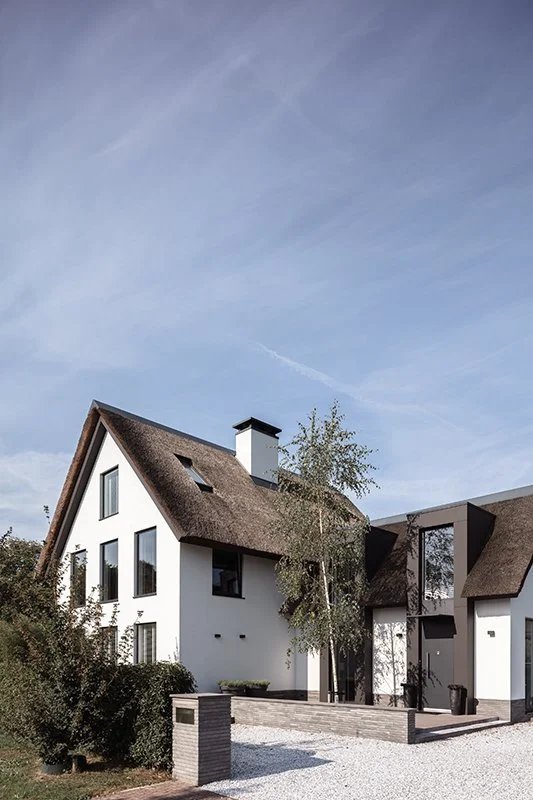 NOMAA architect haringbuys aerdenhout n201 zandvoorterweg gezina van der molenlaan stijlvol wonen excellent art of living modern landelijk strak dakkapel erker voordeur architect zelfbouw kavel rieten dak luxe villa zwart wit entree.jpg