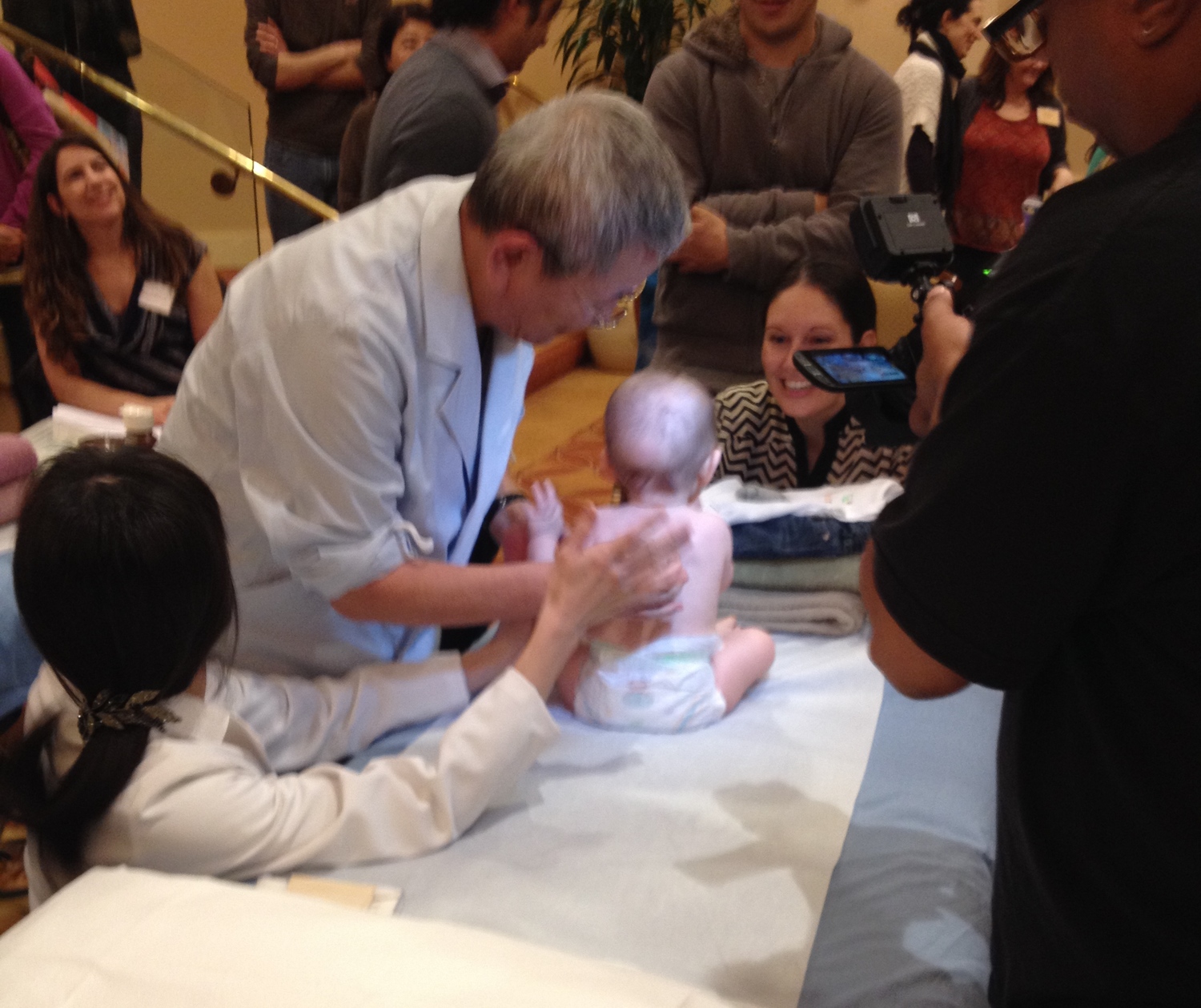 Ikeda Sensei treating a pediatric patient. We happen to get two pediatric patients during our seminar. What a treat!
