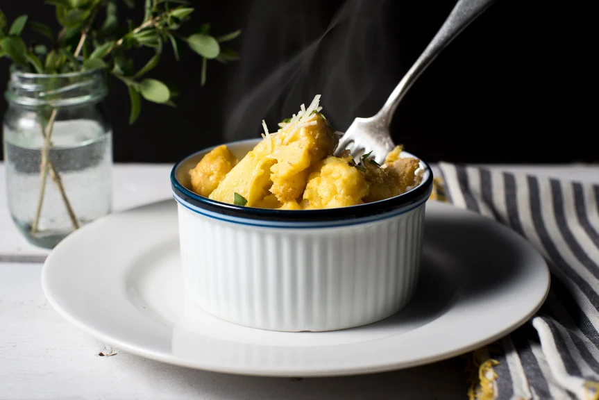 Mac and Cheese Style Baked Cauliflower