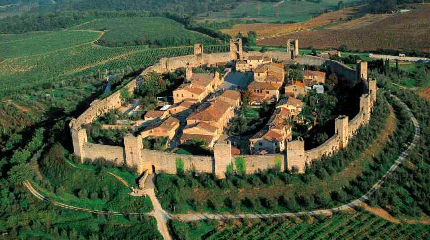The perfectly preserved miniature walled city of Monteriggioni. (source: www.turismo.intoscana.it )