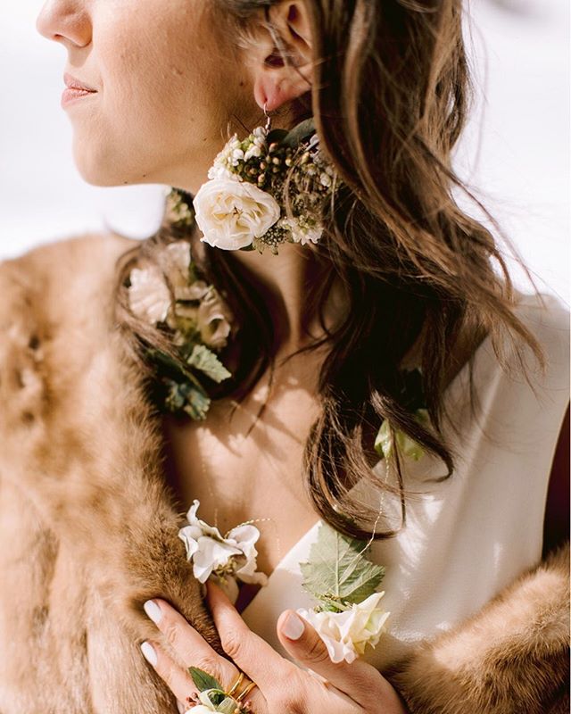 Because you could still use some fur (vintage/second hand) up in the mountains! And because flora wearables are a new favorite! .
Early June brides getting married in the mountains - be sure to have some warm cover up with you!
.
Photography @levitij