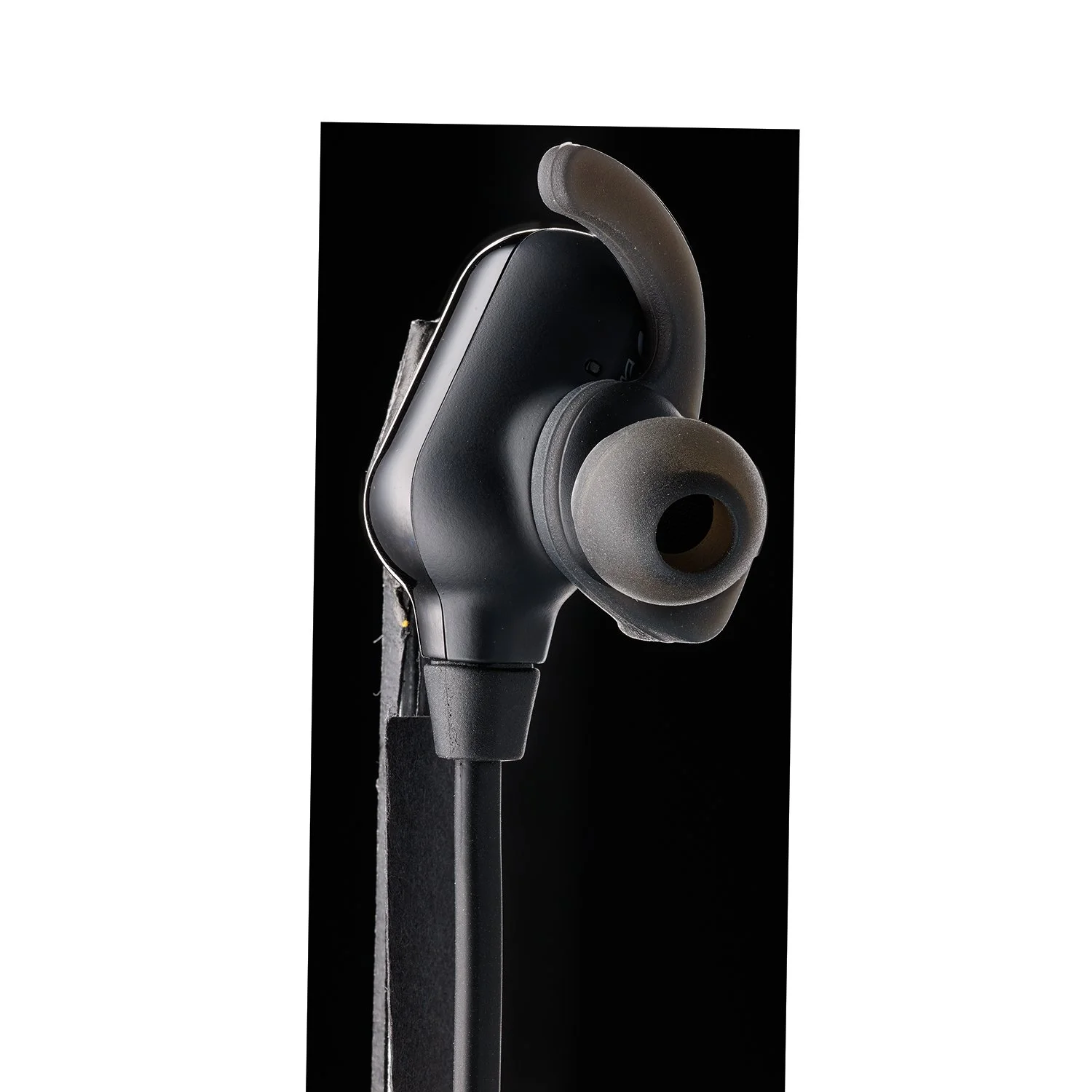 retouching-jabra-case-study-before-earbud-product-shot-01.jpg