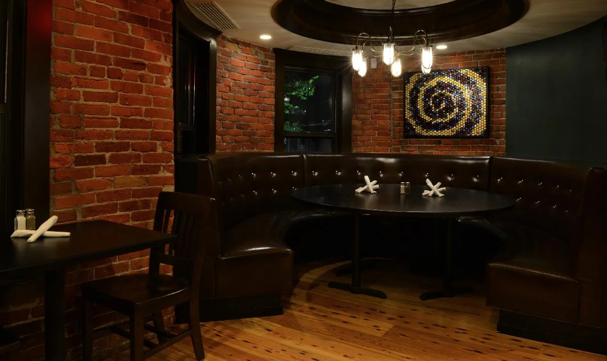 Five Horses is a craft beer tavern in Boston’s Historic South End. Project included a full renovation of the previous space to complete the vision -- structural framing, windows & doors, interior trim, bar, furniture and finishes. Final scope grew to include audio-visual system design, installation and commissioning. With Justin Kelly Contracting.