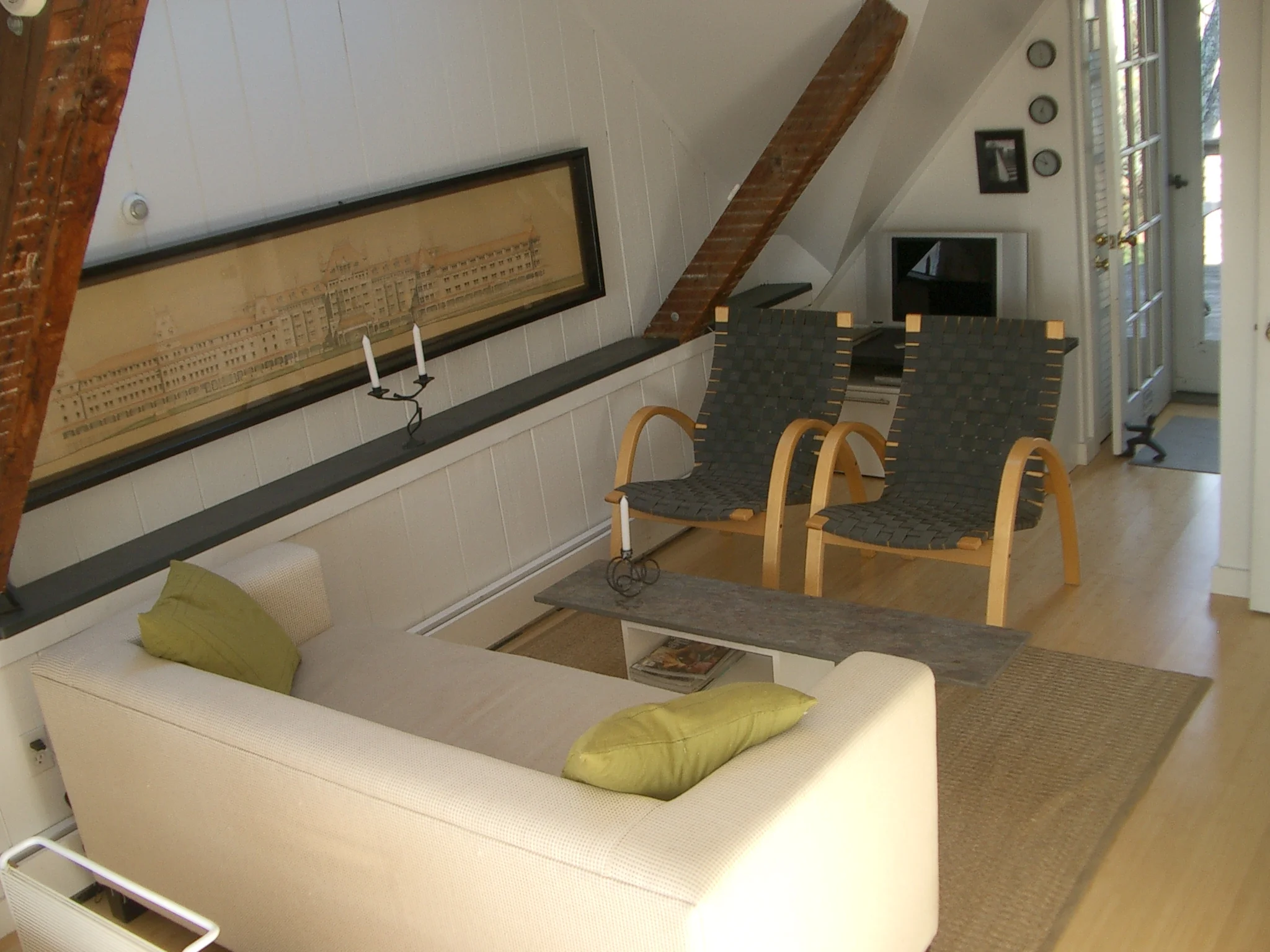 422 5 living room 2.JPG