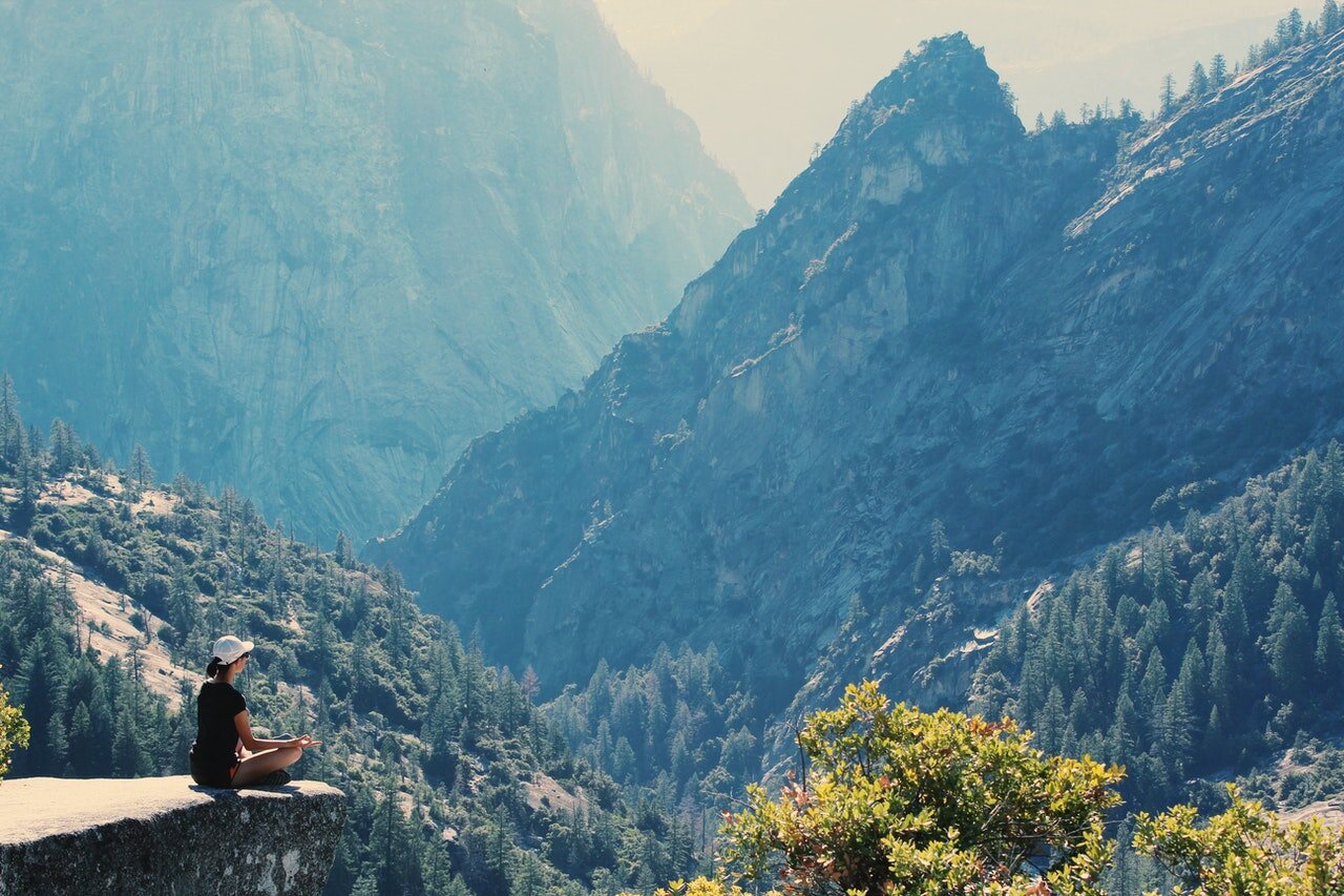 Contrary to popular belief, you don’t need to use specific poses, be Buddhist, or sit in a silent room to meditate. You can do it anywhere, even while walking or brushing your teeth. Photo by Noelle Otto from Pexels