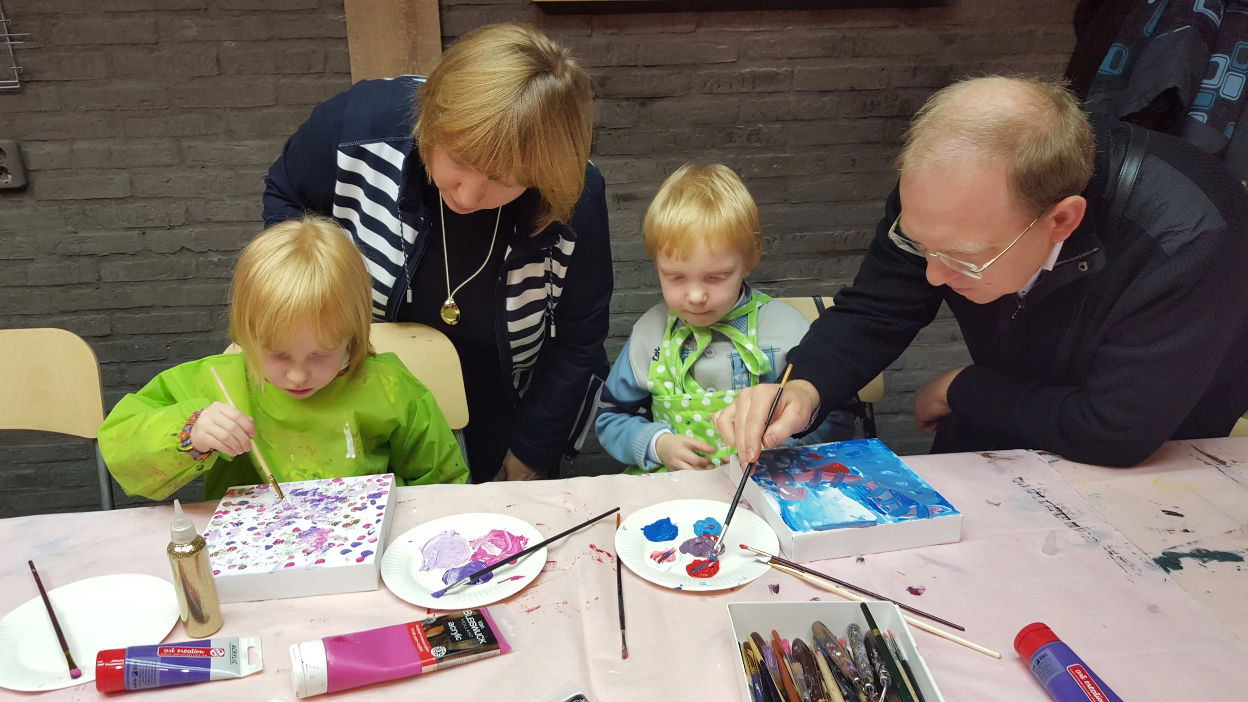abstract schilderen met Femke Anne, leuk om daarna de schilderijtjes bij elkaar in te lijsten