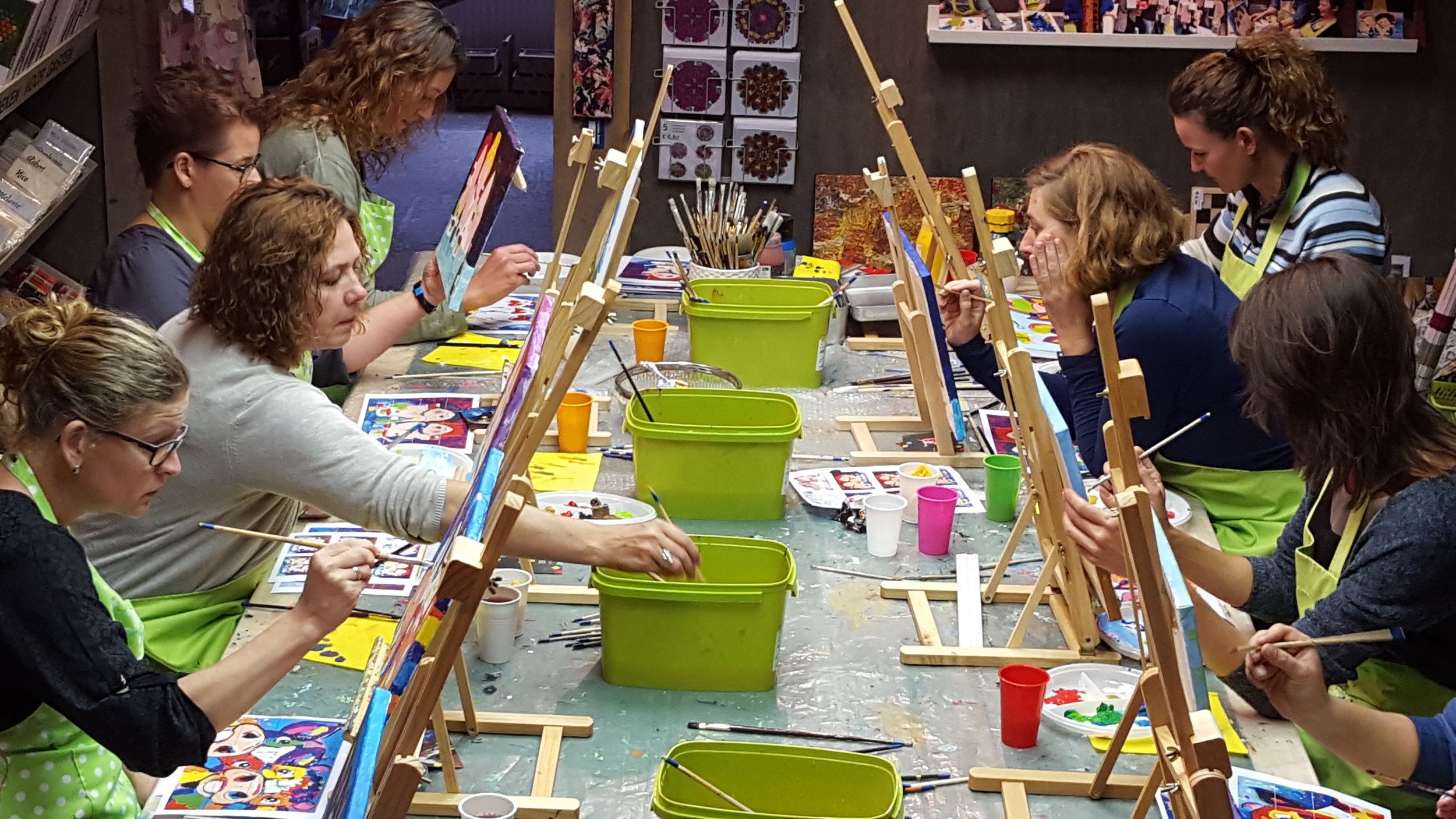 Heel veel groepen komen workshoppen: koeien, kippen, dikke dames, abstract, het kan allemaal!