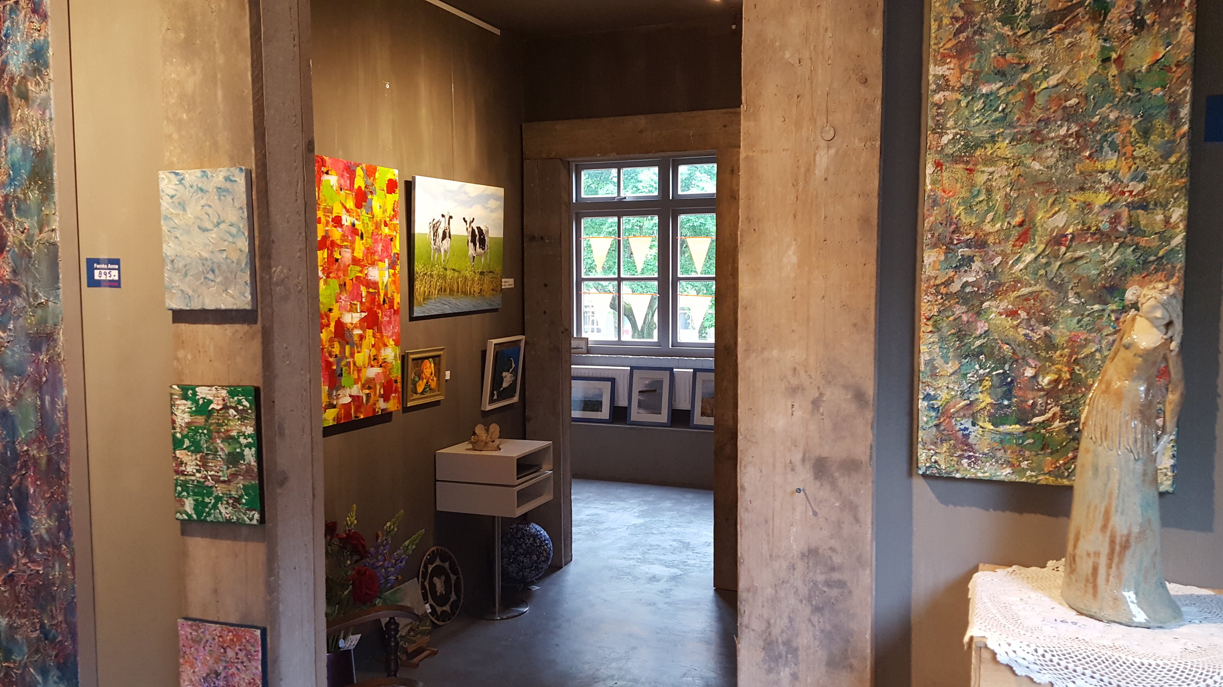 Op de begane grond is de winkel en de workshoptafel, op de 1e verdieping is de galerie.