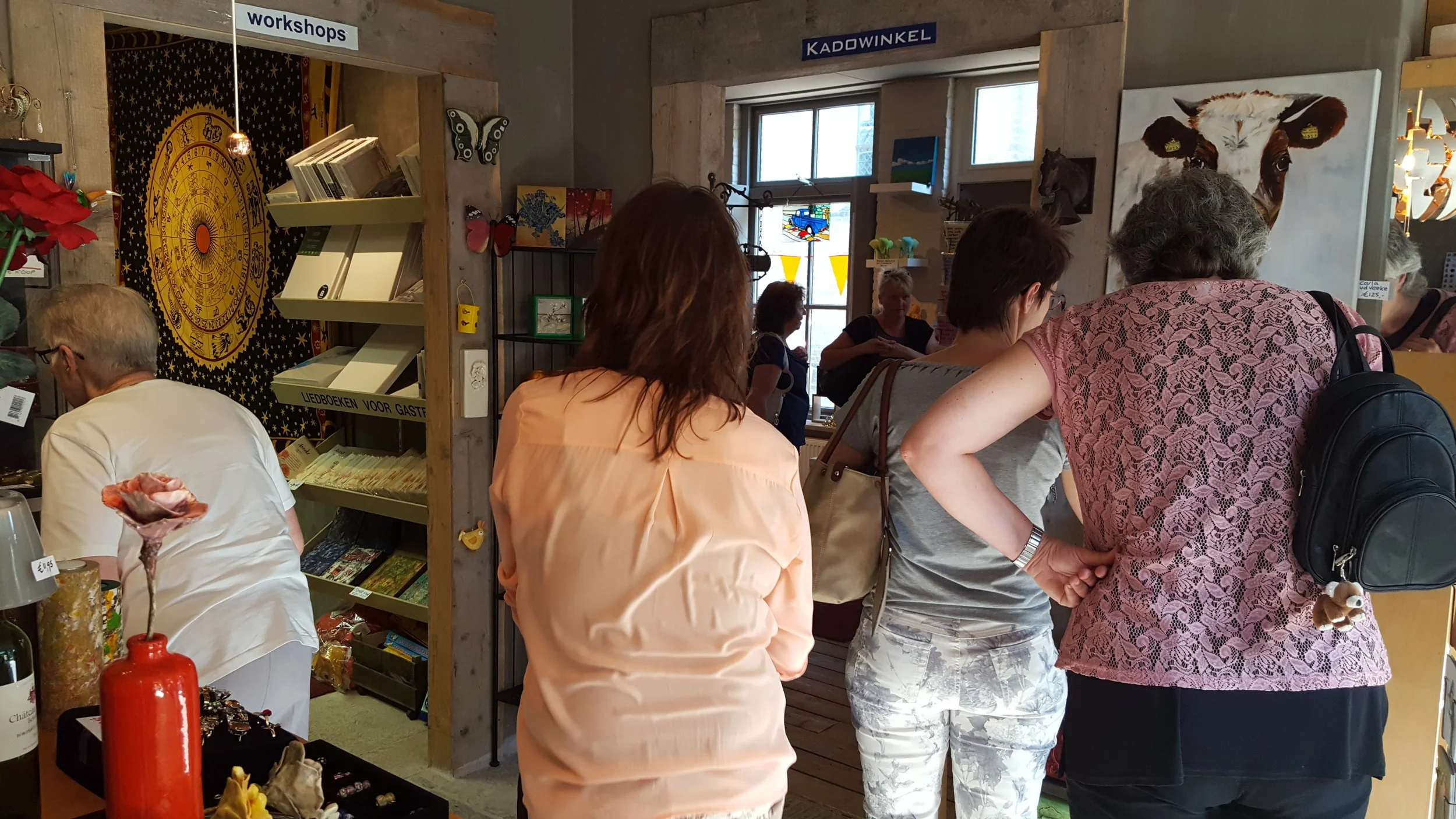 Het is altijd gezellig druk in de galerie. Er is heel veel te zien.