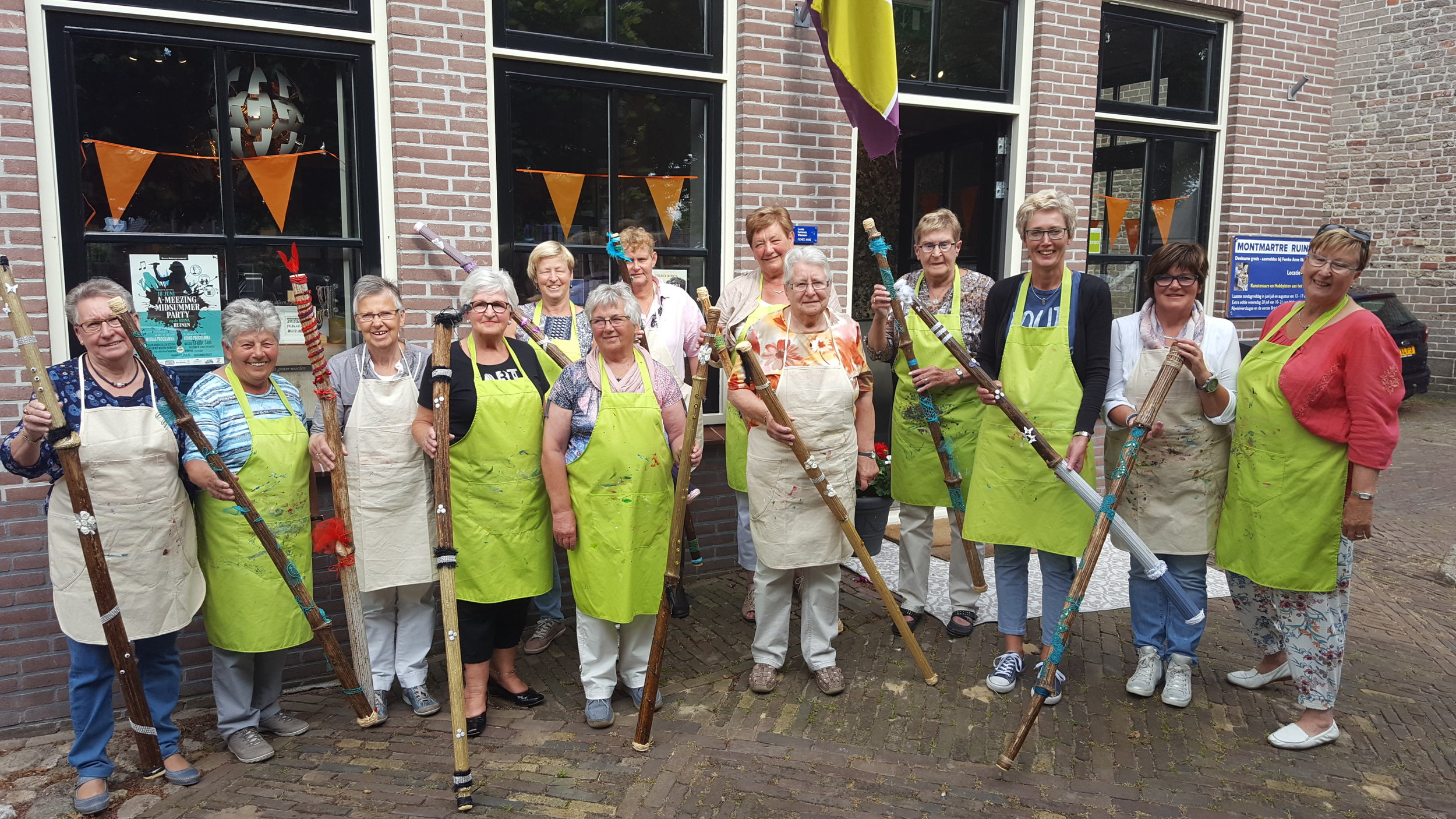 workshop rainstick maken met TIlly Braam, heeel wat anders en ontzettend leuk om te doen!