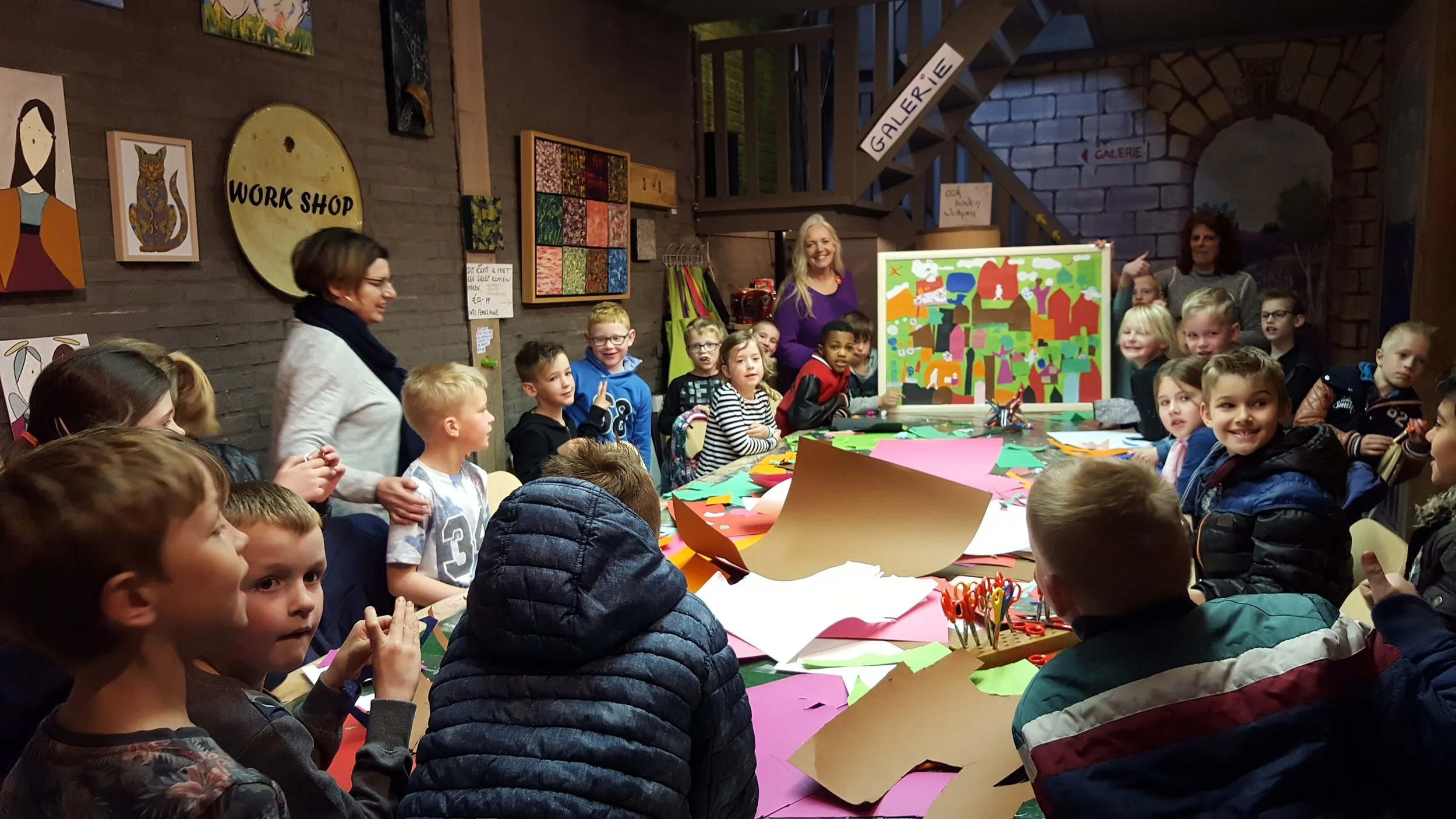 Femke Anne ontvangt met regelmaat groepen. Deze klas kwam ook op bezoek. De groep is in twee gesplitst. 1 groep kreeg les over kunst - de andere groep maakte gezamenlijk (met knippen en plakken) een schilderij. Uiteindelijk gingen er dus twee schilderijen mee naar school en hopelijk zijn ze geïnspireerd om zoveel mogelijk te doen met hun eigen creativiteit.