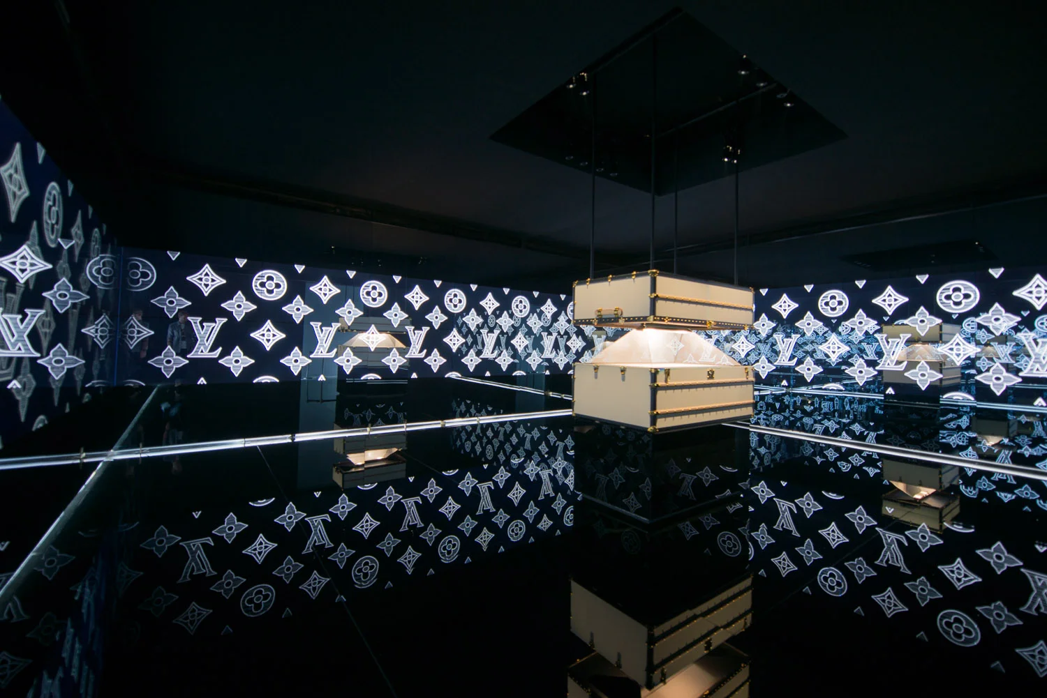 Louis-Vuitton-Shanghai-magic-room.jpg