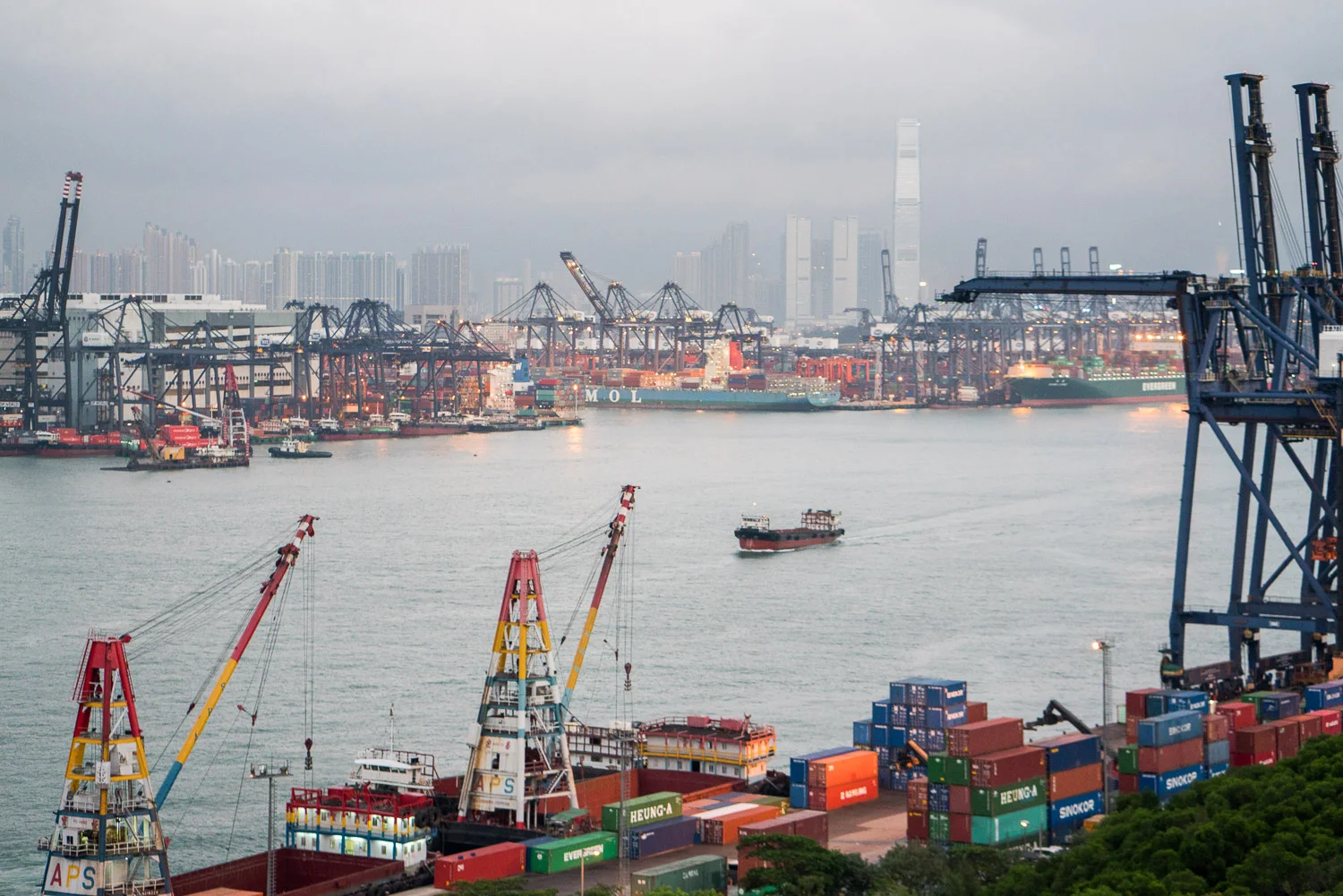 Container-port-hong-kong.jpg
