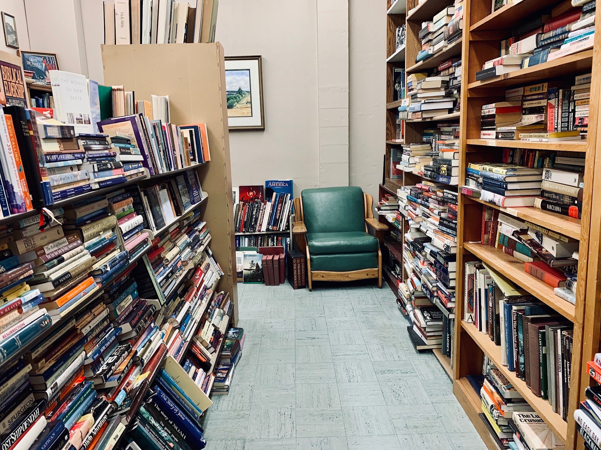 Guillermo’s performance began here. On Wednesday, October 30, 2019 he received a call from his favorite bookstore indicating that a book was waiting for him. That afternoon, he picked up the book and read it at the store. 