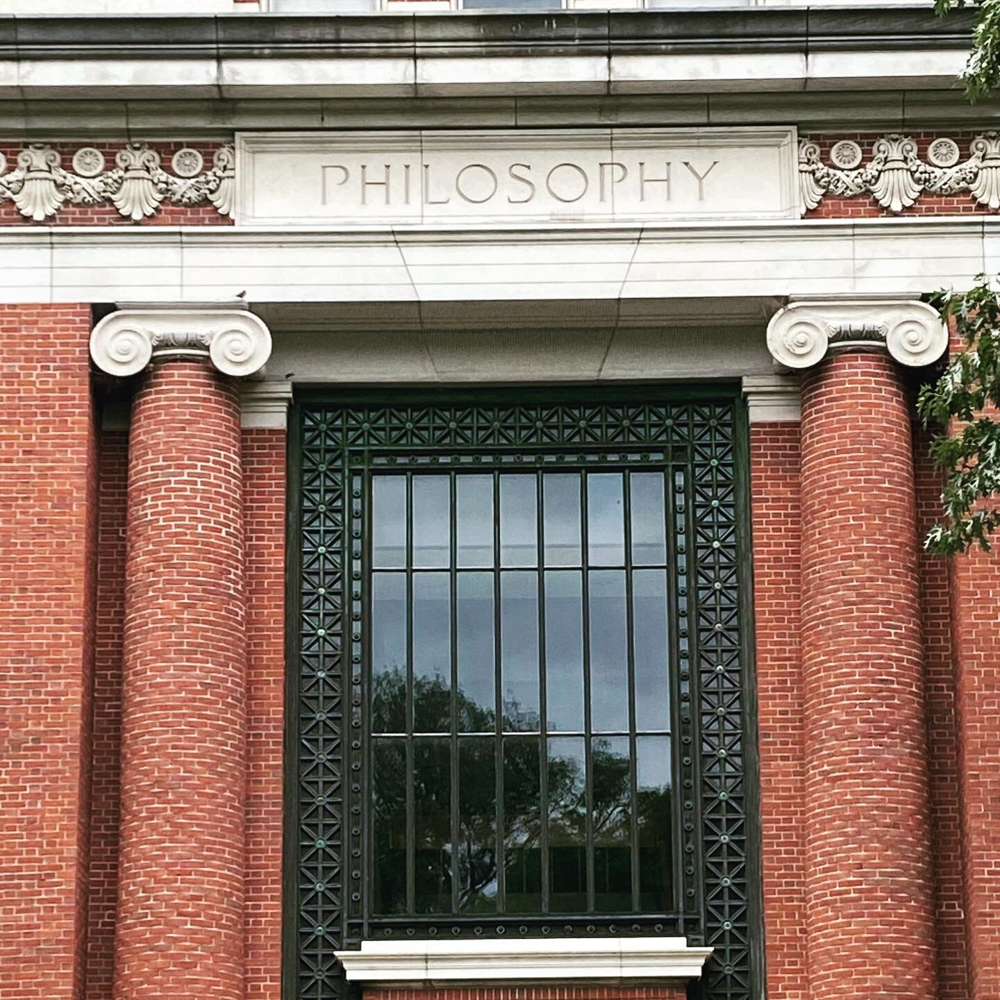 I am enamored with the details on the buildings @harvard  #feelingsmartbyosmosos #familyvacation #architecture #oldbuildings #mcoheninteriordesign