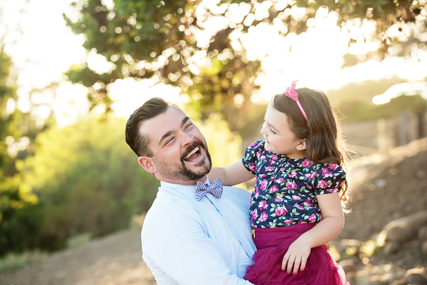 f27-Photography-Ventura-Grant-Park-Serra-Cross-Family-Photo-Session-dad-and-daughter-laughing.jpg