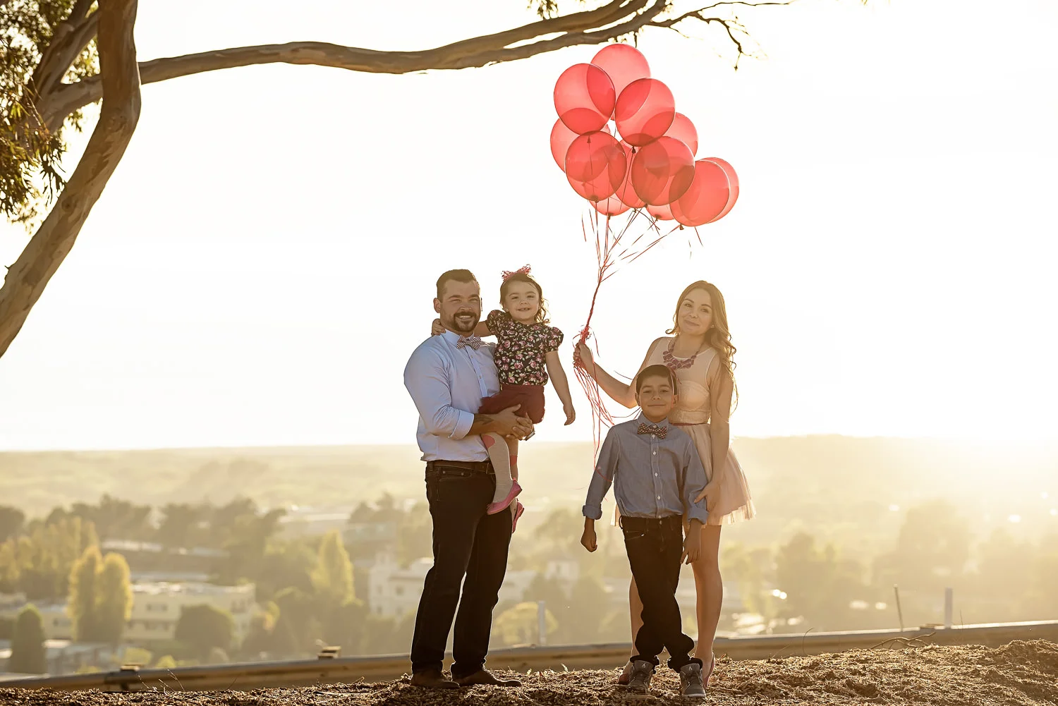 f27-Photography-Ventura-Grant-Park-Serra-Cross-Family-Photo-Session-family-with-balloons.jpg