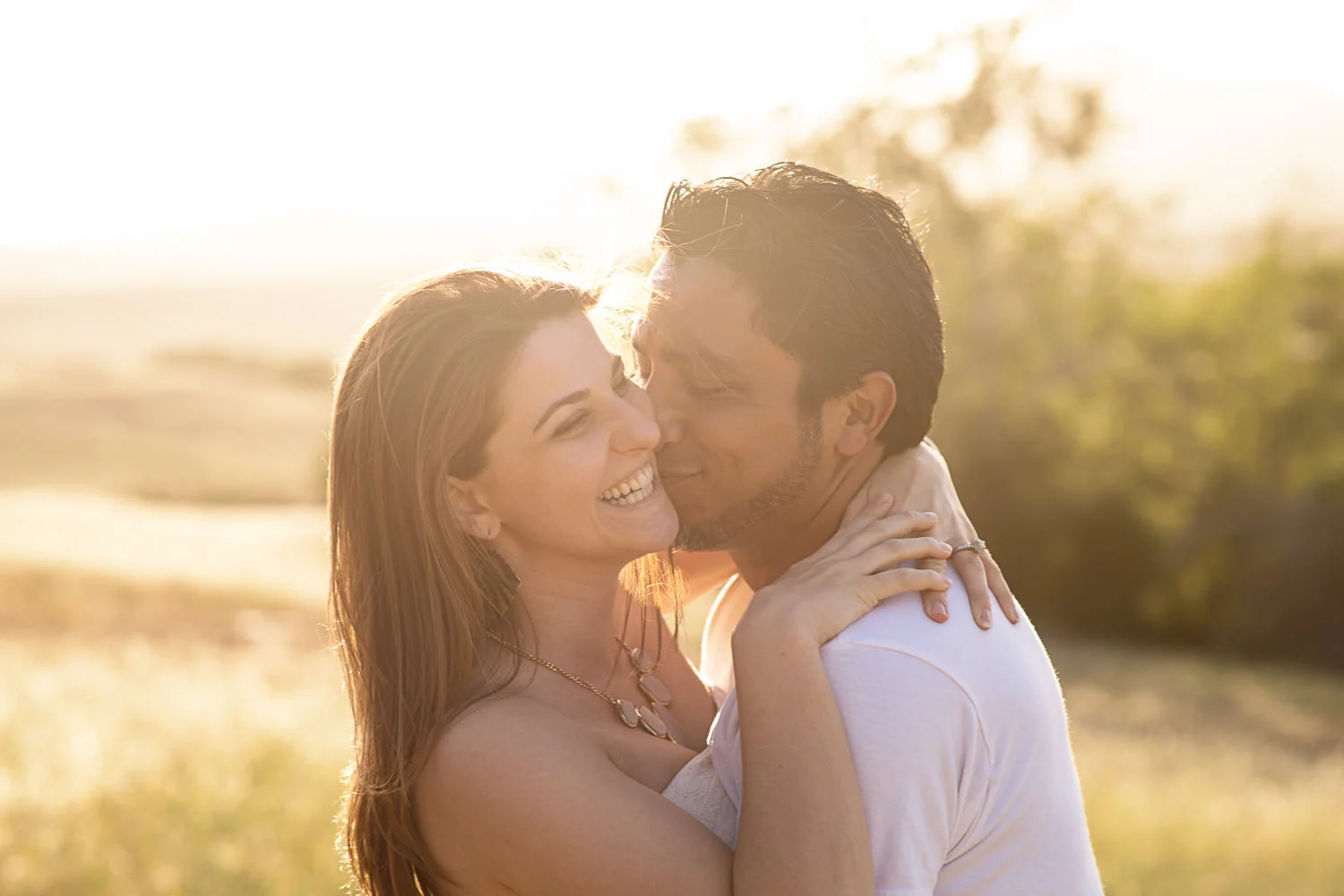 f27-photography-ventura-county-thousand-oaks-engagement-golden-field-smile.jpg