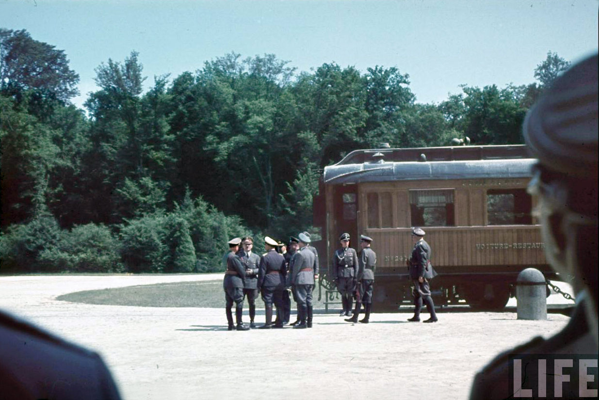 via DIREKTOR | Hitler at the Wagen von Compiègne