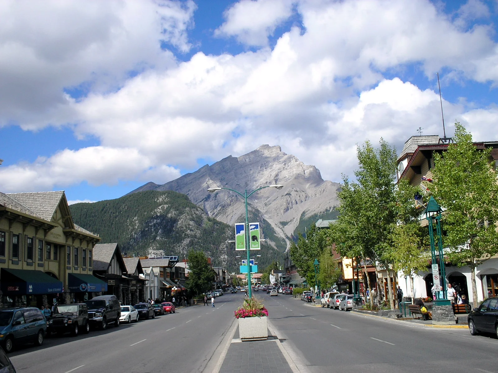 "Banff Avenue - Cascade Mountain". Licensed under CC BY-SA 3.0 via Wikimedia Commons 