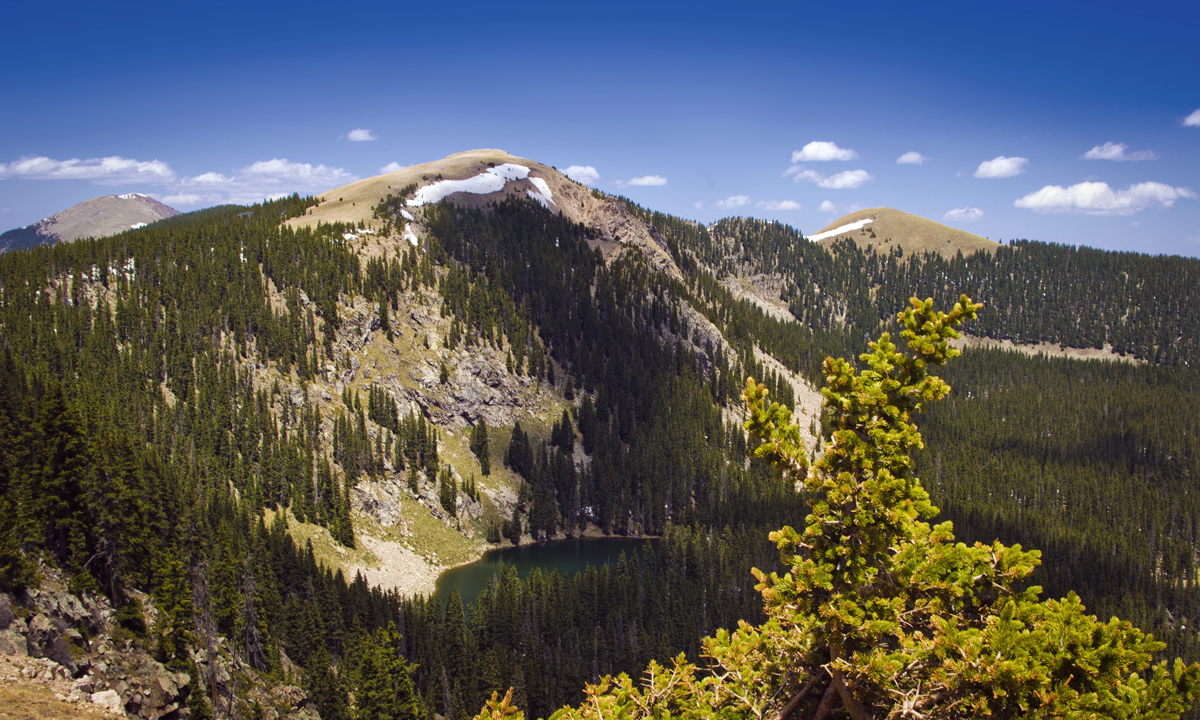 "Atop Tesuque Peak Looking Towards Santa Fe Lake (7271534354)" by Thomas Shahan - Atop Tesuque Peak Looking Towards Santa Fe LakeUploaded by Jacopo Werther. Licensed under CC BY 2.0 via Wikimedia Commons 