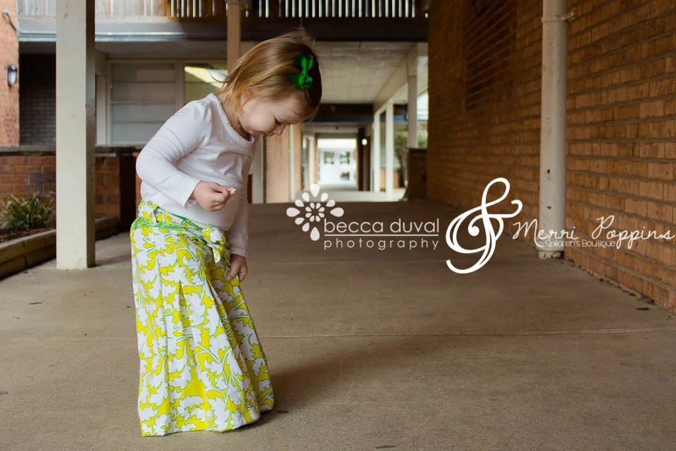 These are Violette Field Thread's "Whitney" pants, which MP whipped up here with a contrasting band for some extra "pop" in our yellow masterpiece!