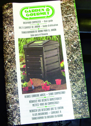 Each composter comes with a user guide booklet with instructions in English, French, and Spanish.
