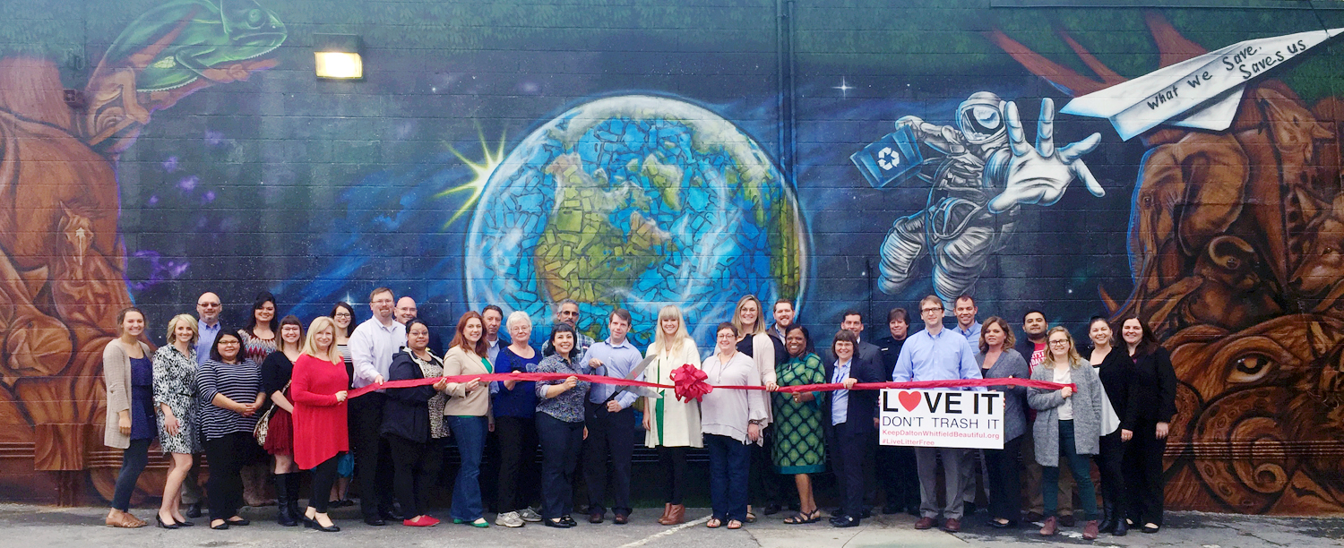 Keep Dalton-Whitfield Beautiful and 1000 Words Dalton Art Project celebrated the completion of the mural “An Earth Worth Saving” by local artist Henry Green. The mural is located downtown at the intersection of Thornton Ave. and Waugh St.