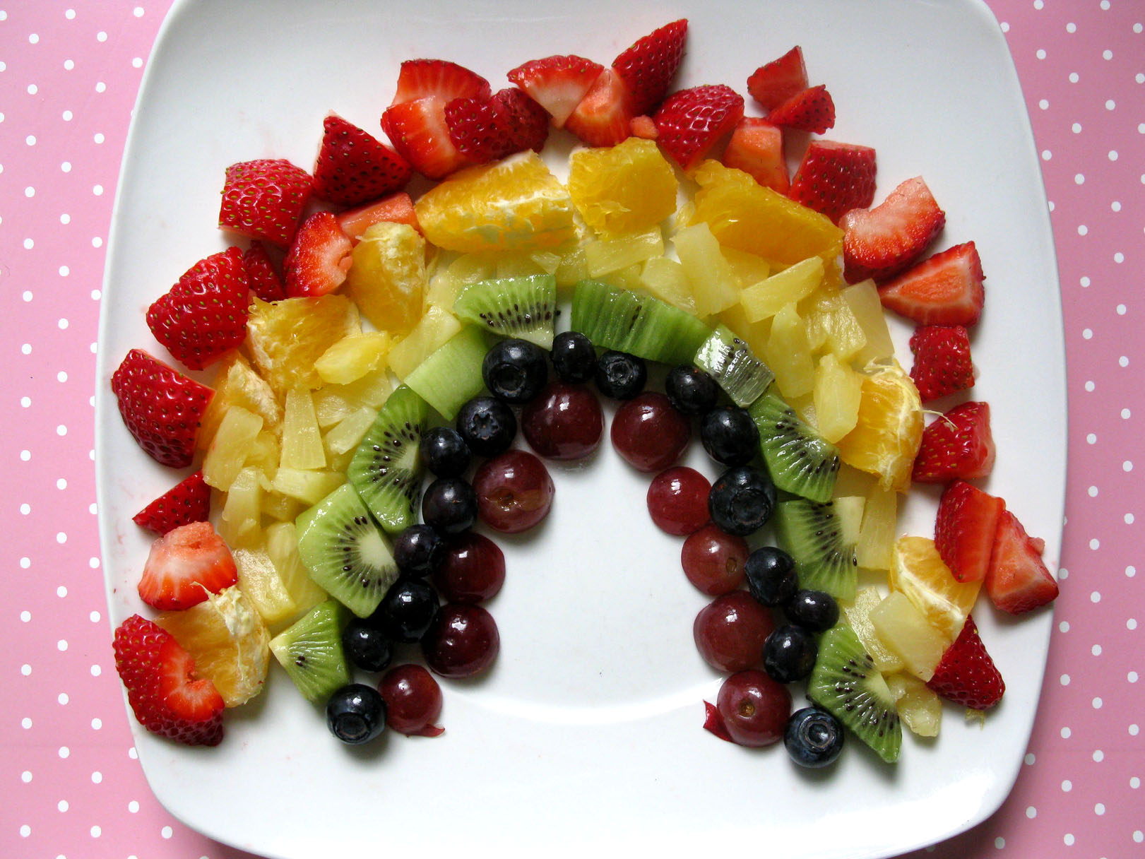Fruit arranged by color helps young children learn the colors of the rainbow and the importance of eating a variety of colorful fruits. (Image from livelearnloveeat.com .)
