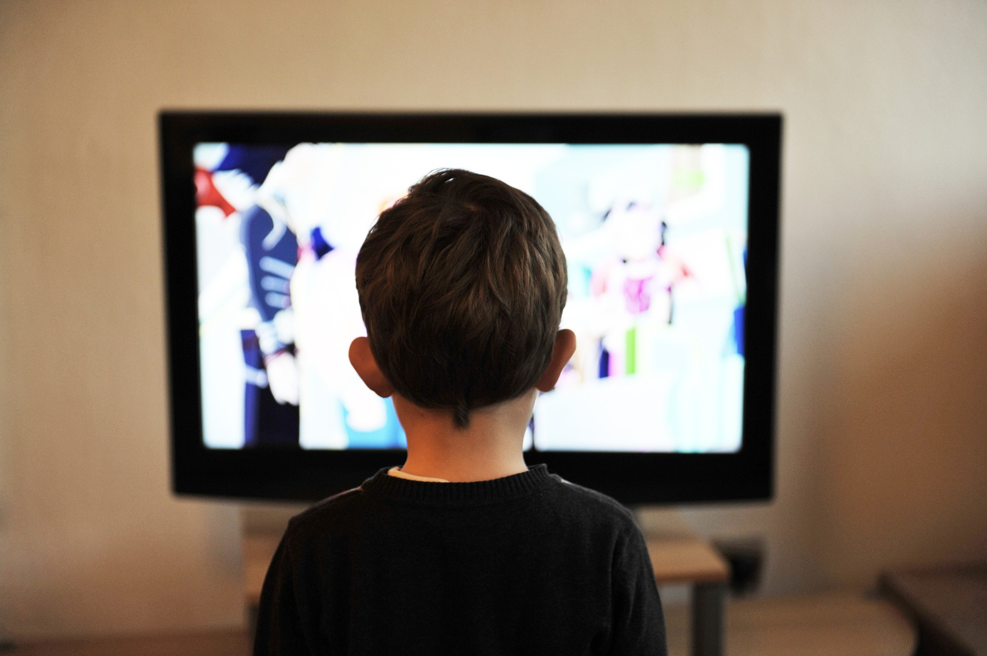 Young children are spending more time than ever looking at a screen. Going screen free can help children improve their connection to the family, their understanding of the natural world, and improve their health and mental wellbeing.