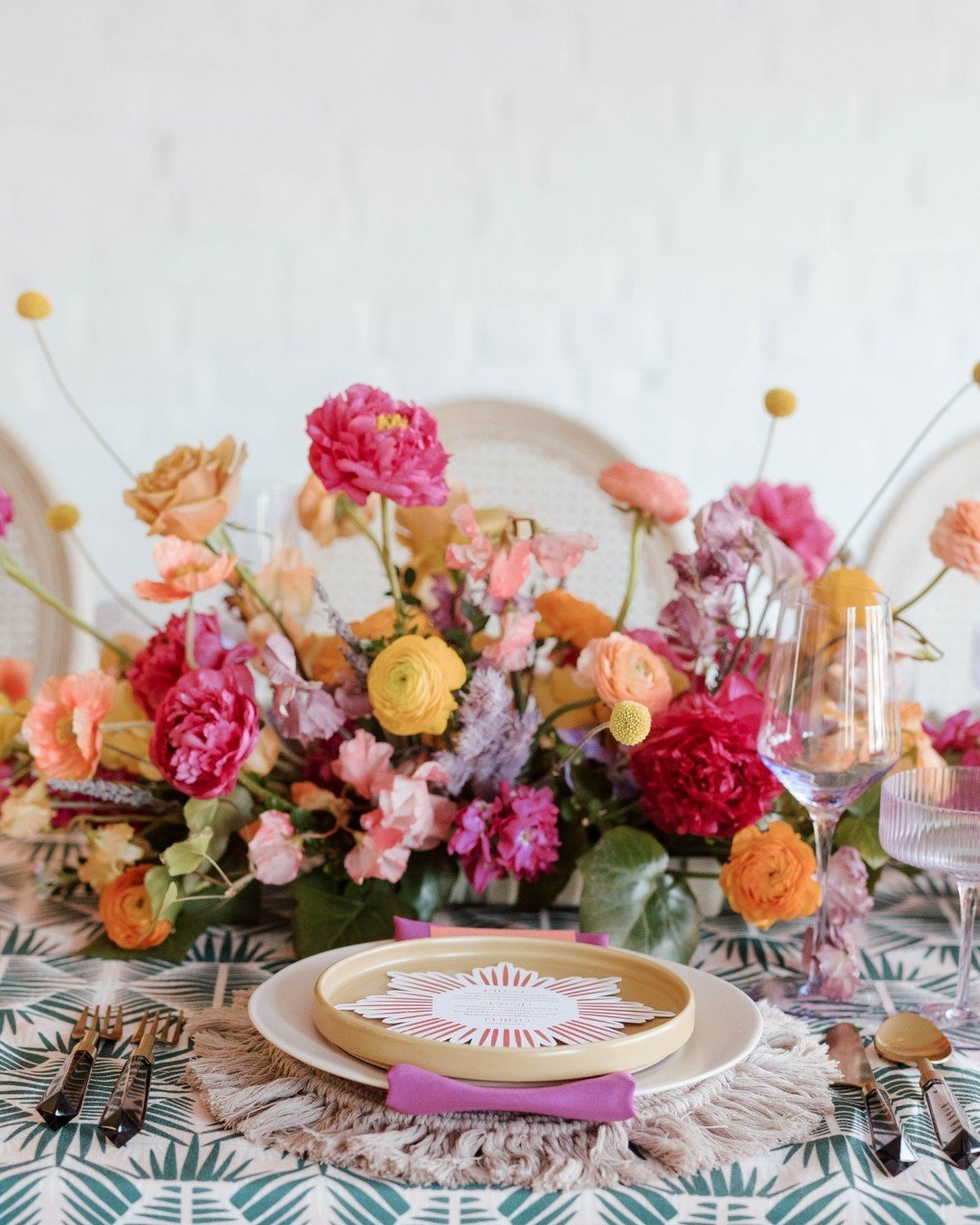 A moment for the tablescapes 🕯🌸🍽 Bold and colorful, or simple and elegant, we're sure to make a statement on your wedding day. Which tablescape style is your favorite? ⁠
⁠
Venue @styledandstagedstl⁠
Photographer @_tammicamp⁠
Florals @anaffairtorem