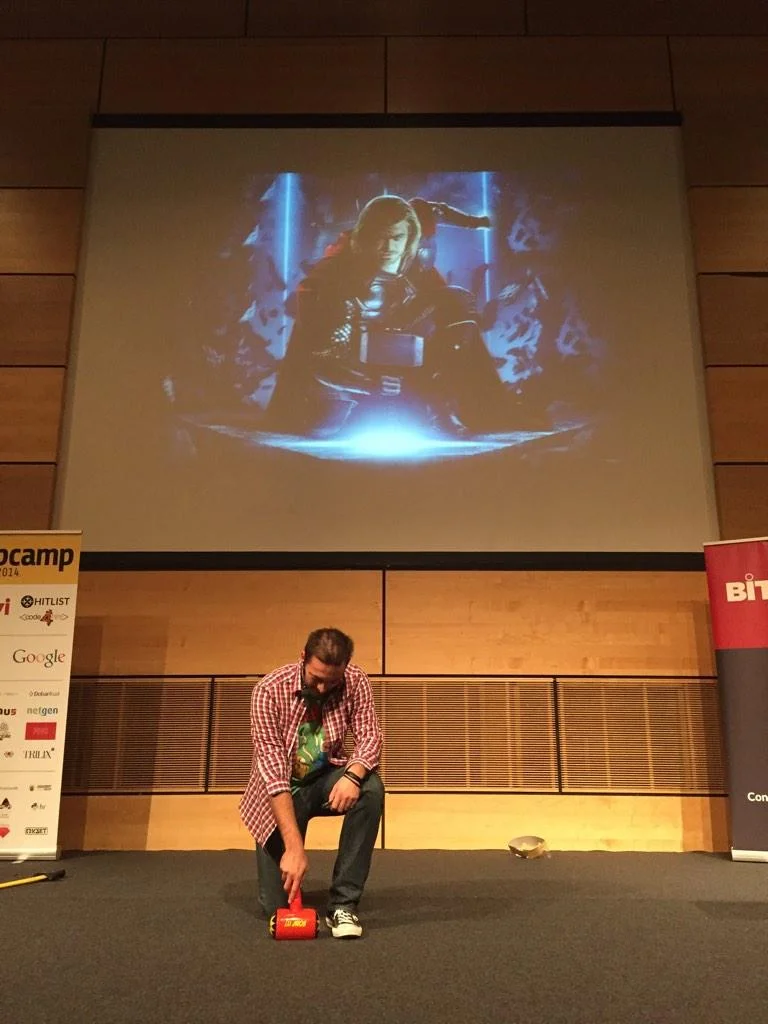 Krešimir Antolić drži predavanje "Building applications with a Hammer" na prošlogodišnjem WebCampu ispred zabezeknute publike.