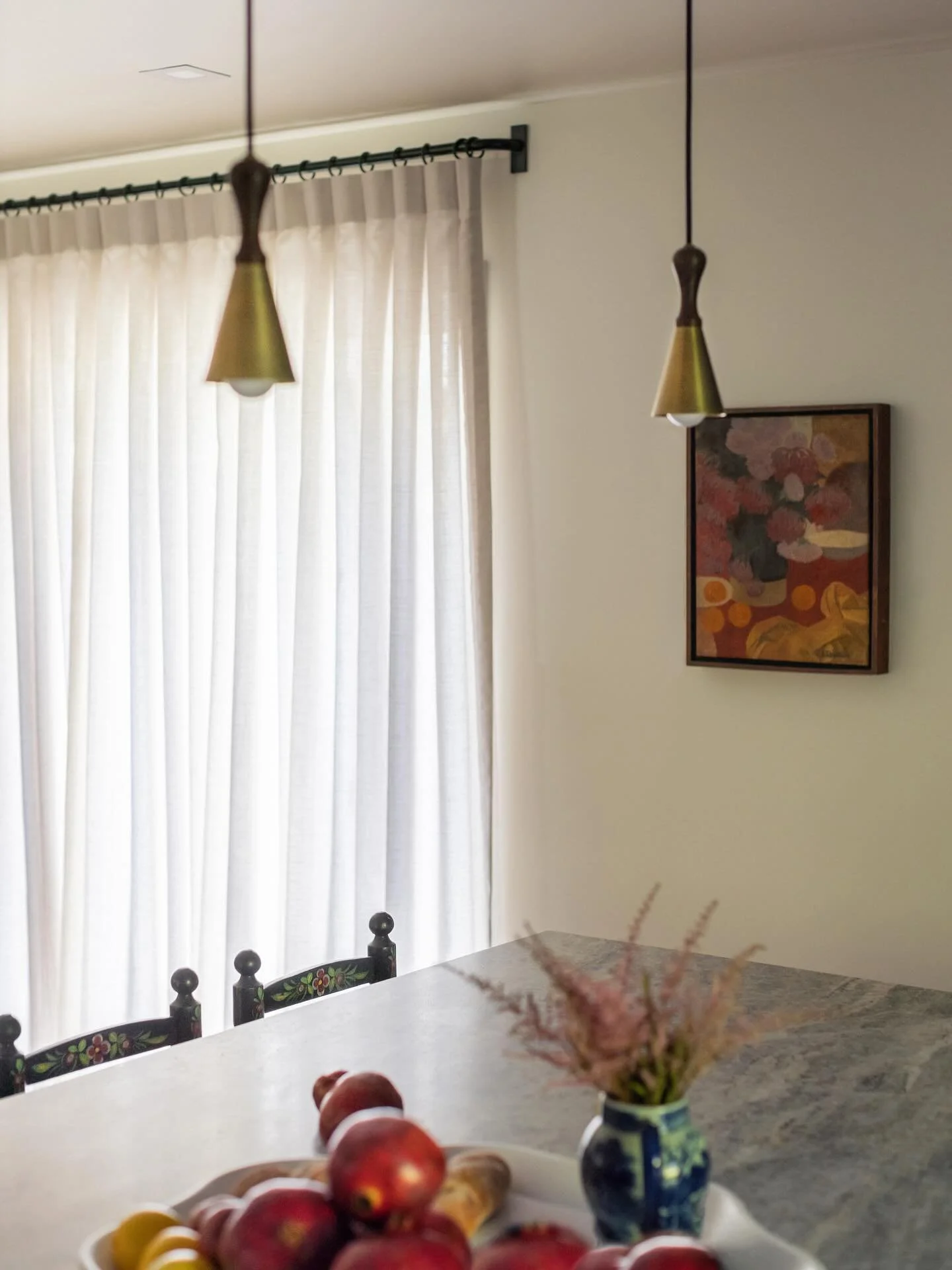 Curated kitchen details: clean brass pendant lighting by @alliedmaker, vintage island stools and artwork.

Photo | @slh_studio
