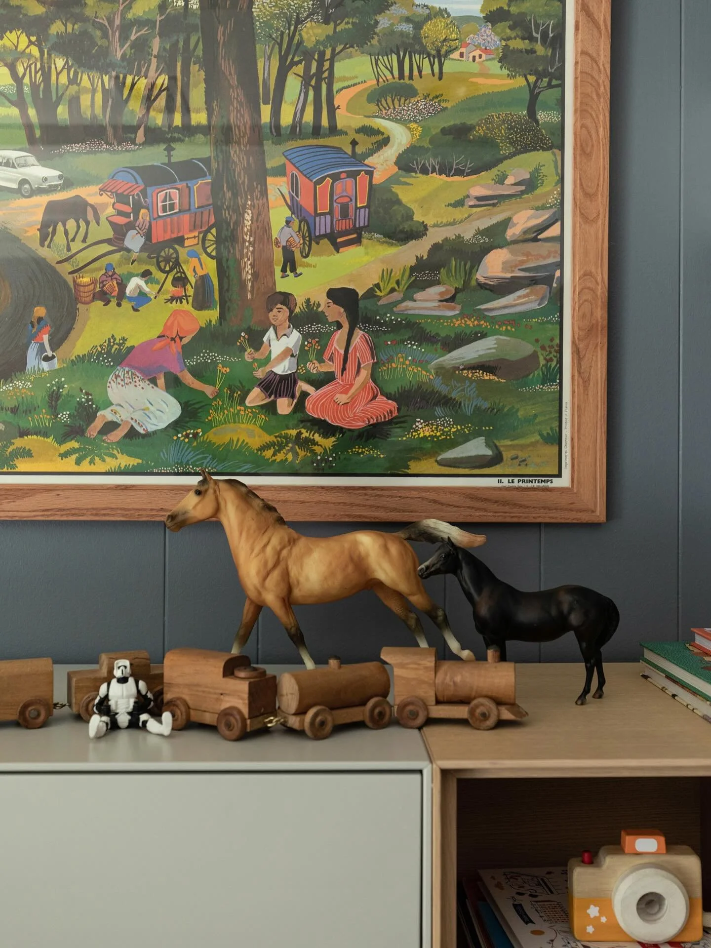We love designing kid spaces and always focus on finding pieces that control the chaos of toys and things, while also providing a bit of soul and texture. Here we added a beautiful sleek case piece from @dwr, and added a vintage school poster with a 