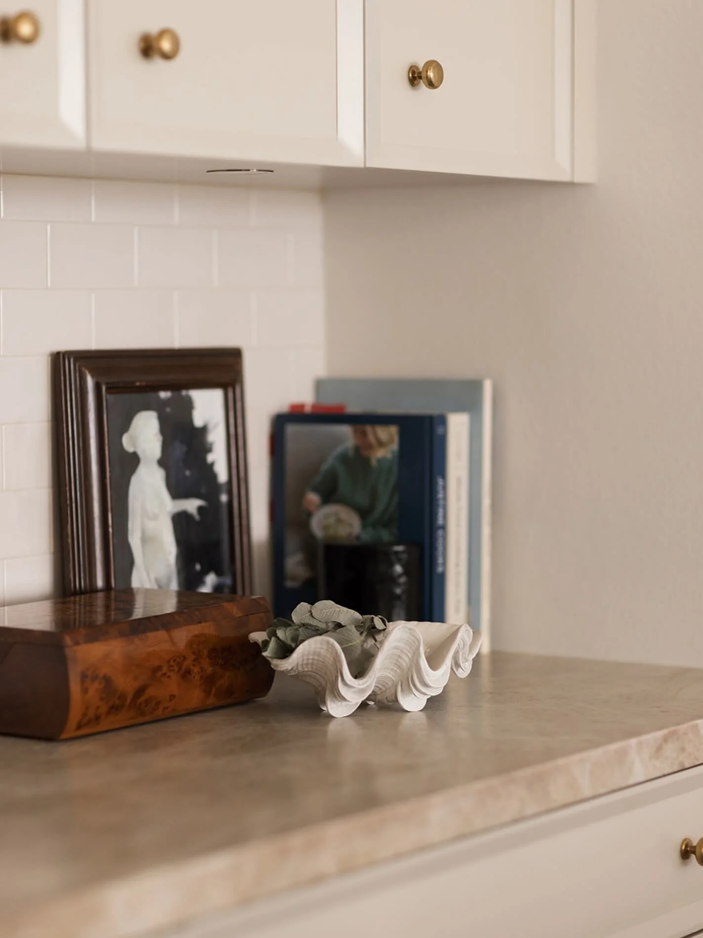 We love art in kitchens. 

Photo | @insideinside.jess