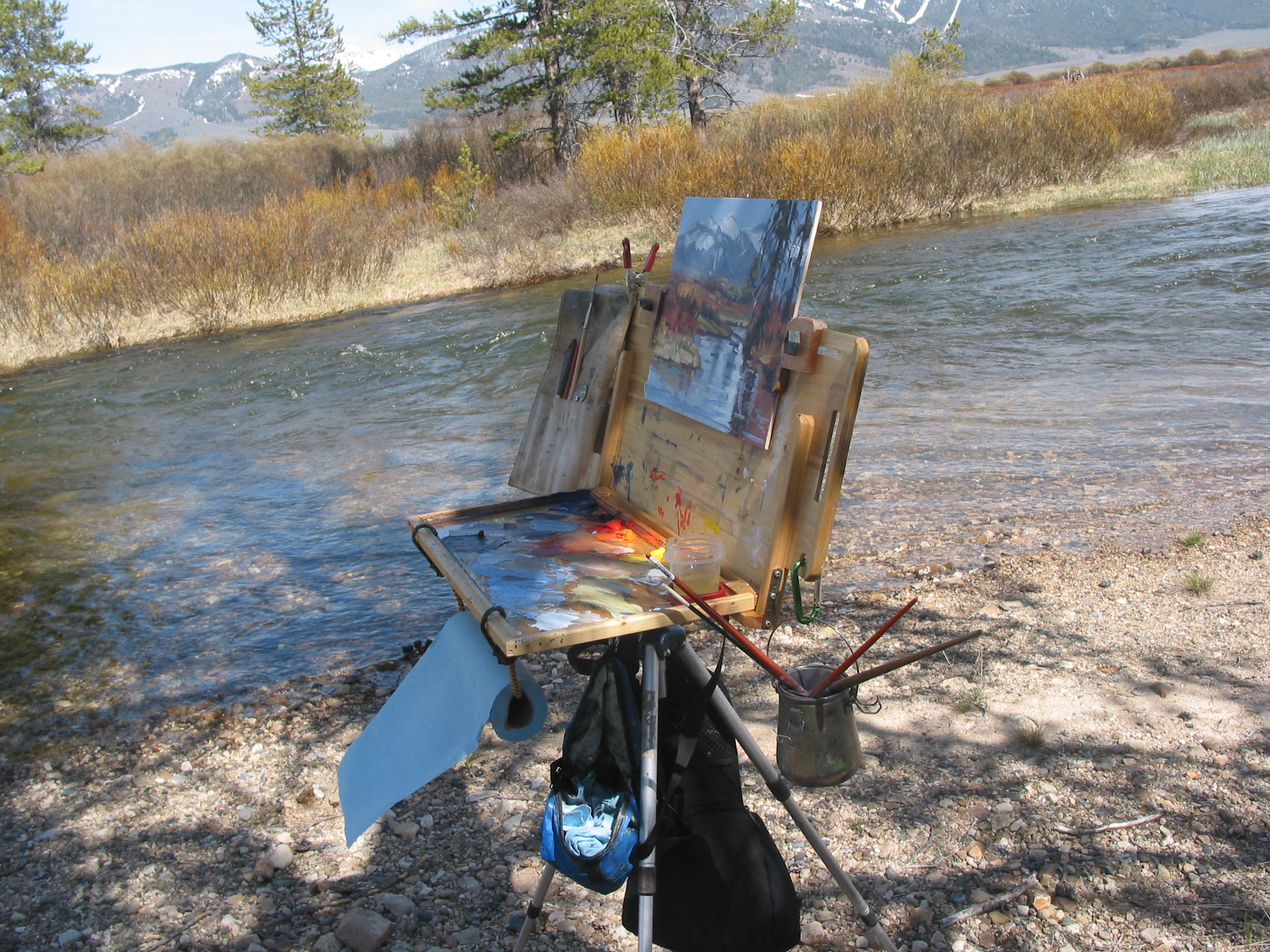 The easel is mounted on a quick release camera clamp. The upright back is mounted and the pallet opens down and is held down with gravity.