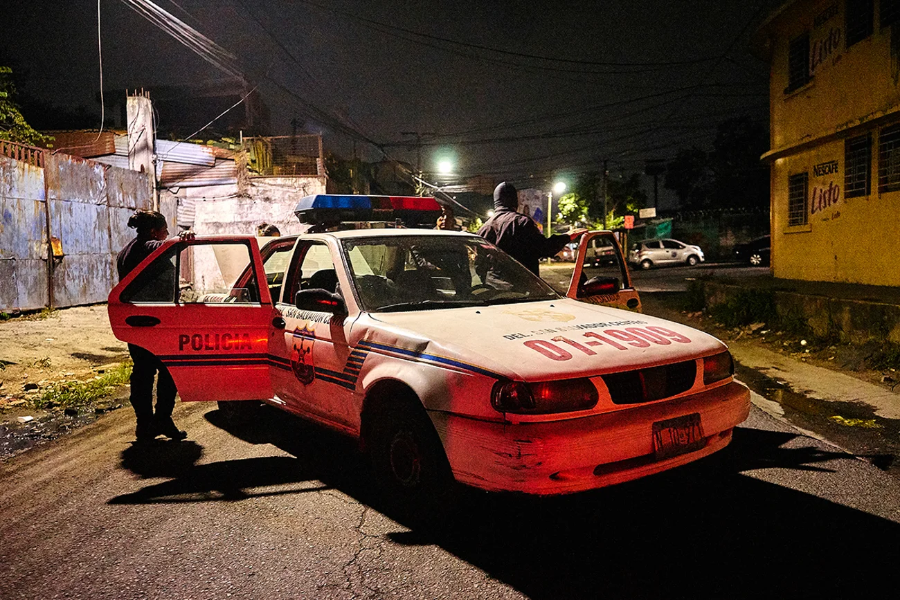  Police set up a cordon around a crime scene in MS-13 controlled downtown San Salvador. Two murder suspects led police on a short high-speed chase through the city before abandoning their car and fleeing on foot. 
