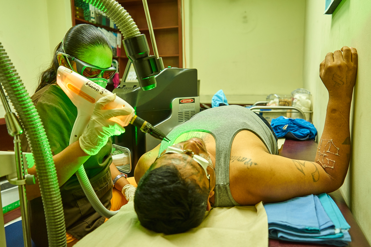  Raul undergoes laser removal treatment for some of his many tattoos. Once a gang member has left pandillero life their tattoos become a stigma among the public and a target to his old clica. 