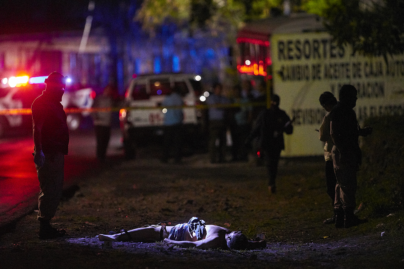 A man in his 60s was assassinated by gang members and then left on a secluded stretch of road near Illopango women’s prison. His semi naked body had been bound and then wrapped in a heavy blanket.
