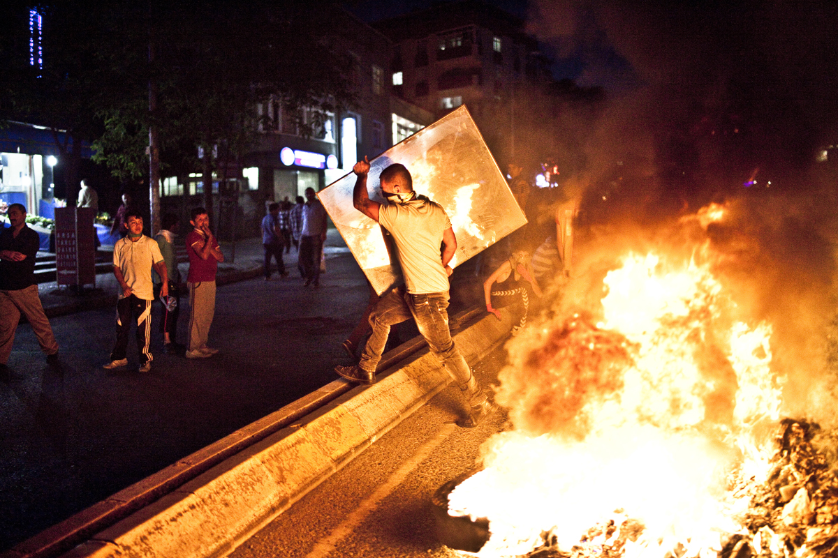 Protesters building barricade in Gazi neighbourhood, Istanbul. Turkey. 2013