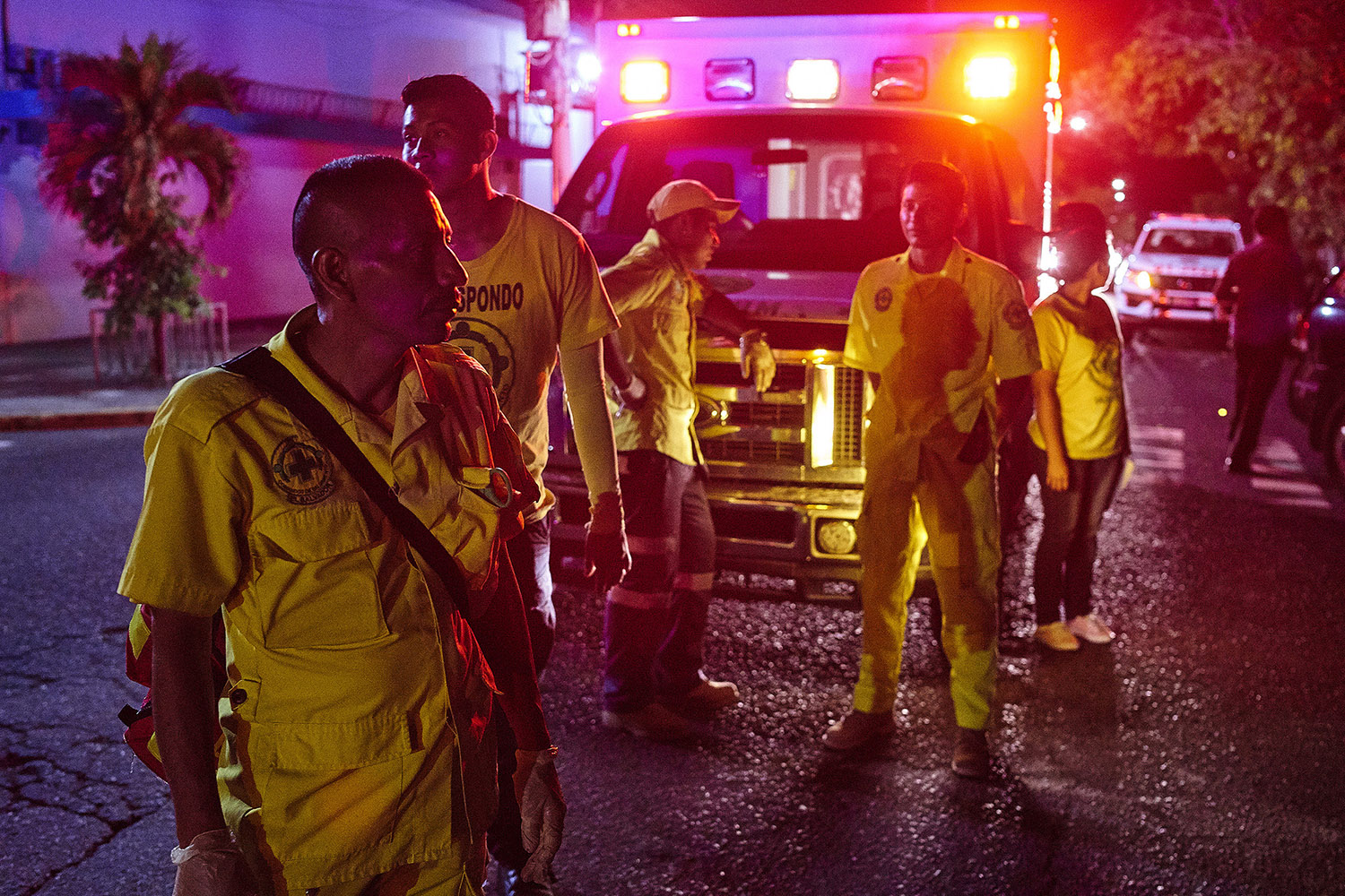 It’s not long before the crew are called out to a road traffic accident. A woman is trapped in her car after a violent collision at an intersection. Two CDS ambulances and a specialist crew with cutting equipment arrive on the scene. There are already paramedics from the Cruz Roja Salvadoreña (Red Cross) tending to the victim. The CDS stays to provide support.