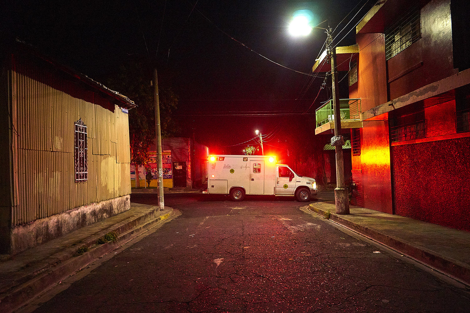 COMANDOS DE SALVAMENTO: ON CALL WITH SAN SALVADOR'S VOLUNTEER PARAMEDICS