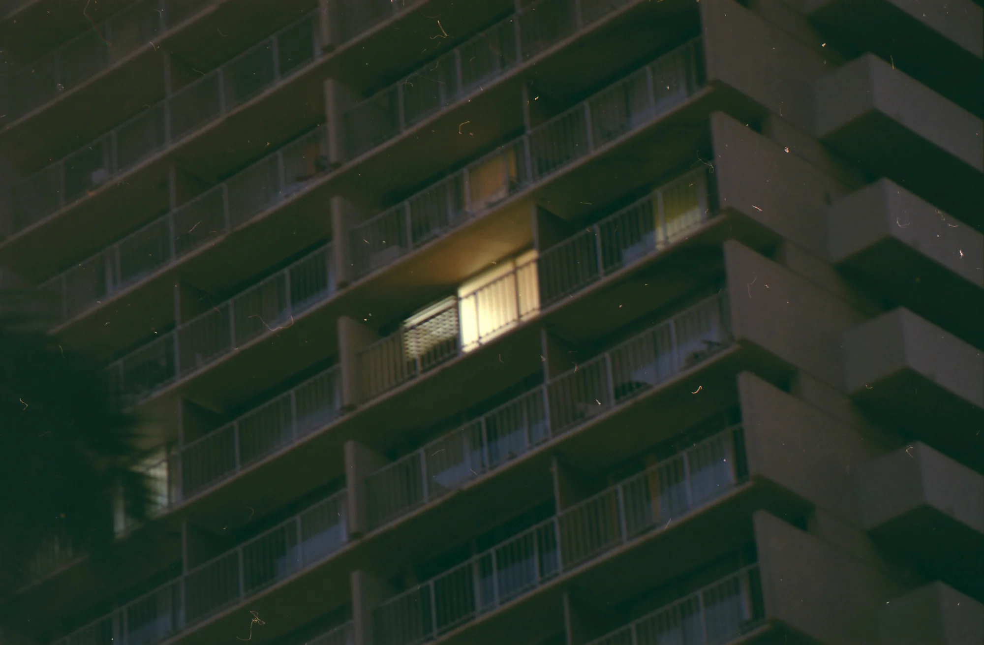 Hotel room - 35mm - Minolta XG-1 - Fujifilm Superia 400 - Vivitar lens