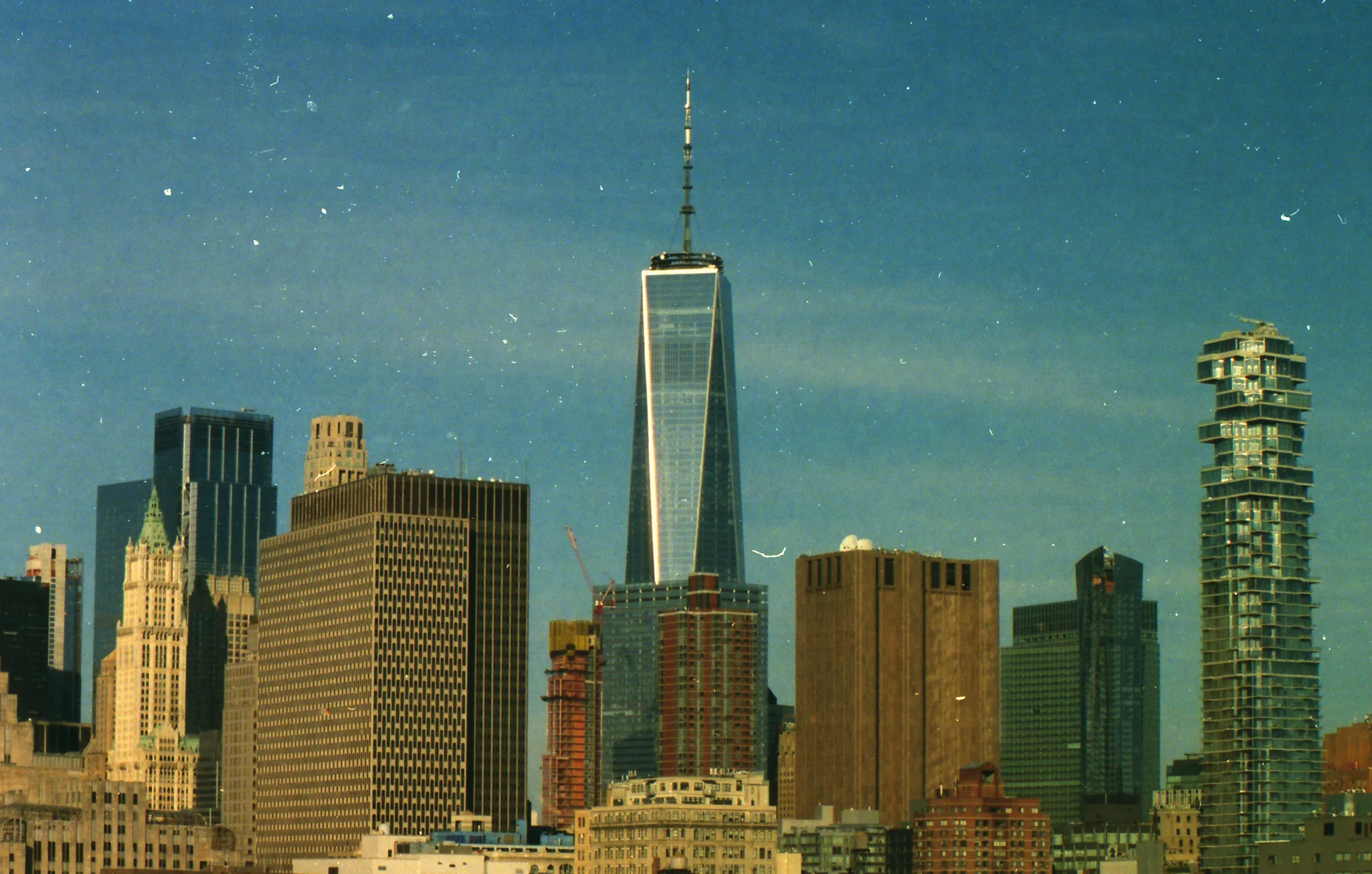 One World Trade Center, New-York. Minolta XG-1, Vivitar 80-200mm, Kodak Portra 800