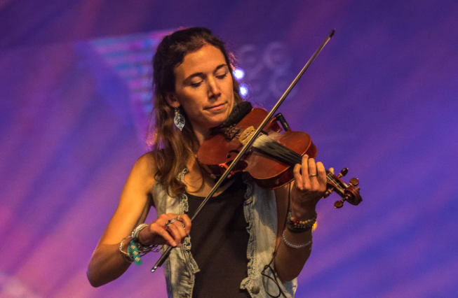 Caitlin Barrett – Fiddle / Vocals