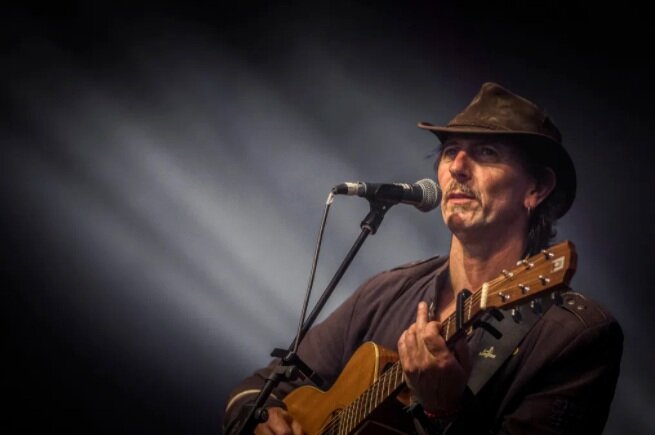 Paul O’Neill – Vocals / Acoustic Guitar